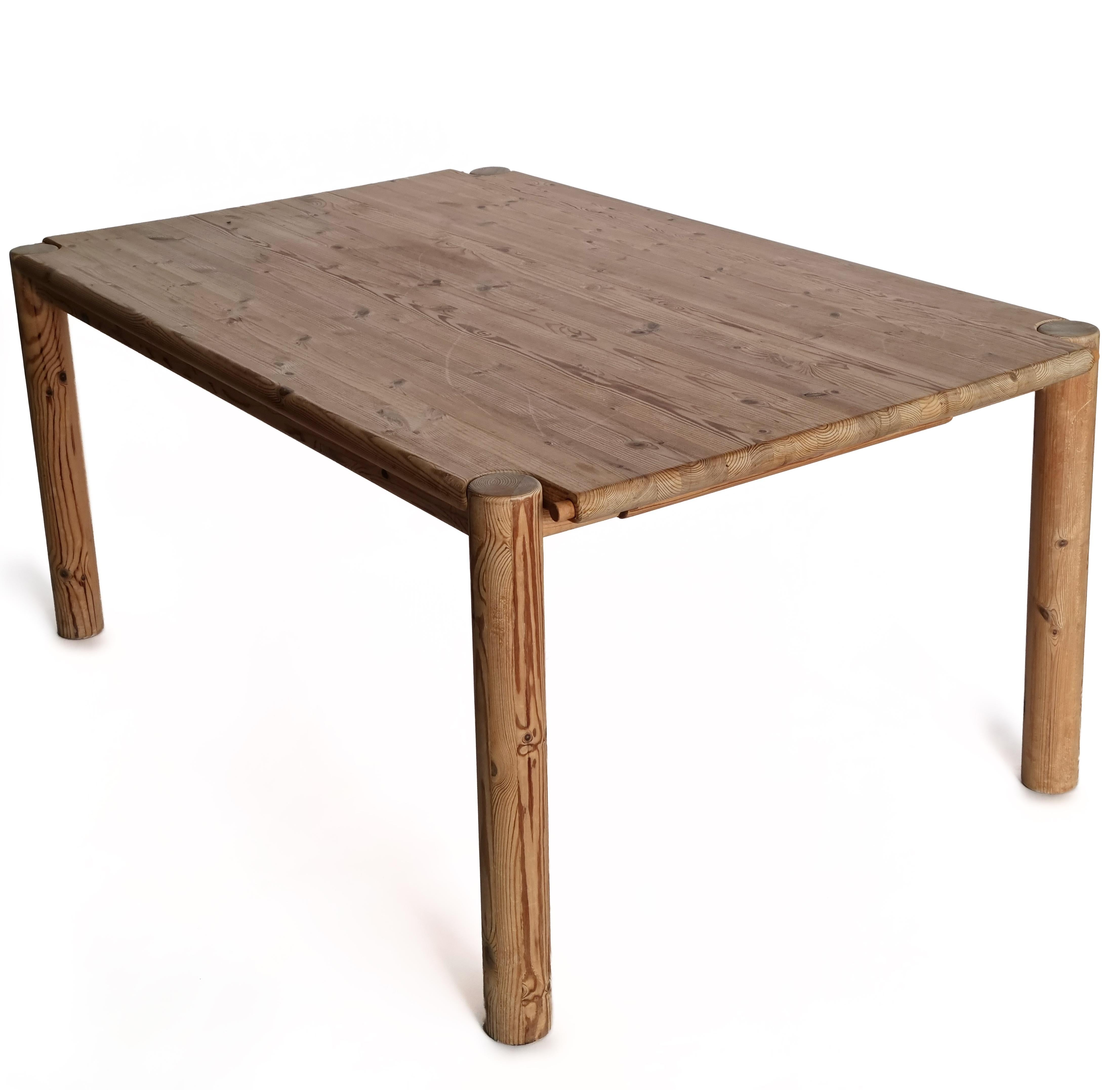 Questo tavolo di carattere di Rainer Daumiller è realizzato in legno massiccio, con gambe robuste e un aspetto puro e naturale. Le calde tonalità del legno e le forme robuste conferiscono al pezzo un fascino senza tempo e un'atmosfera rustica.