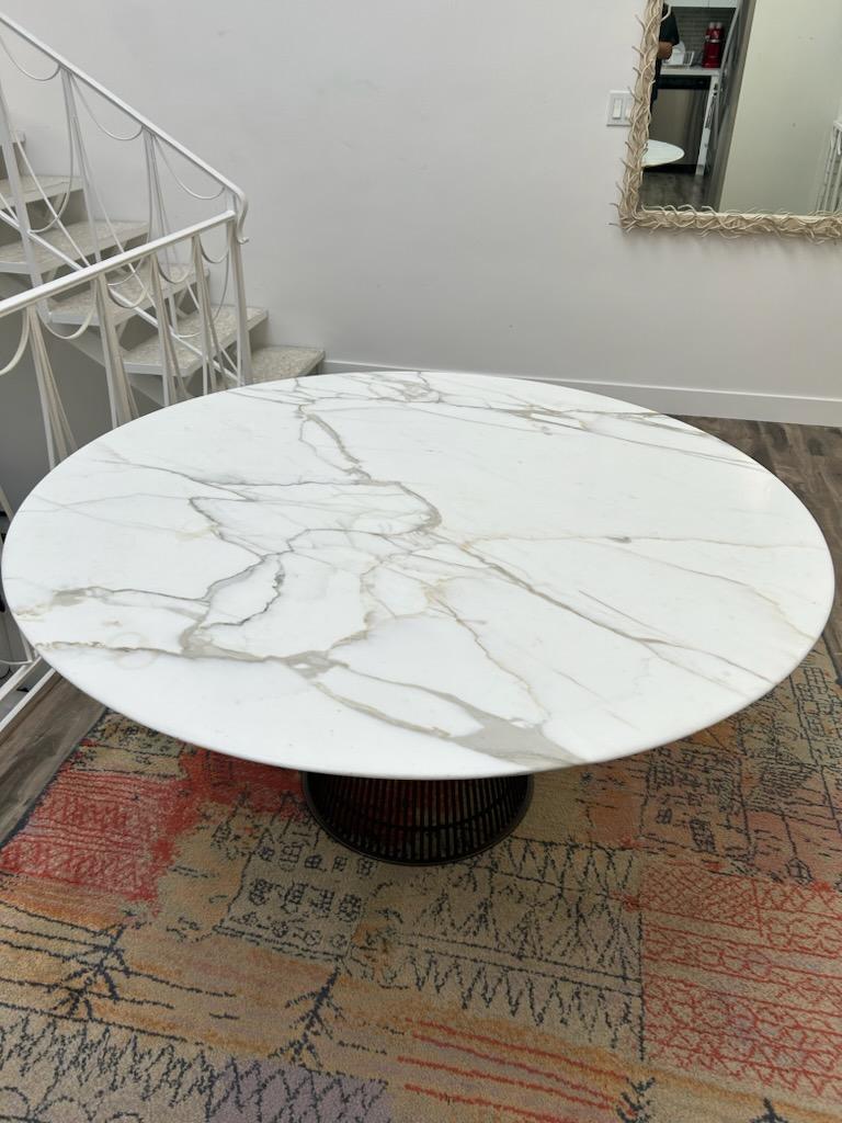 Tisch mit Marmorplatte von Warren Platner (amerikanisch) im Angebot