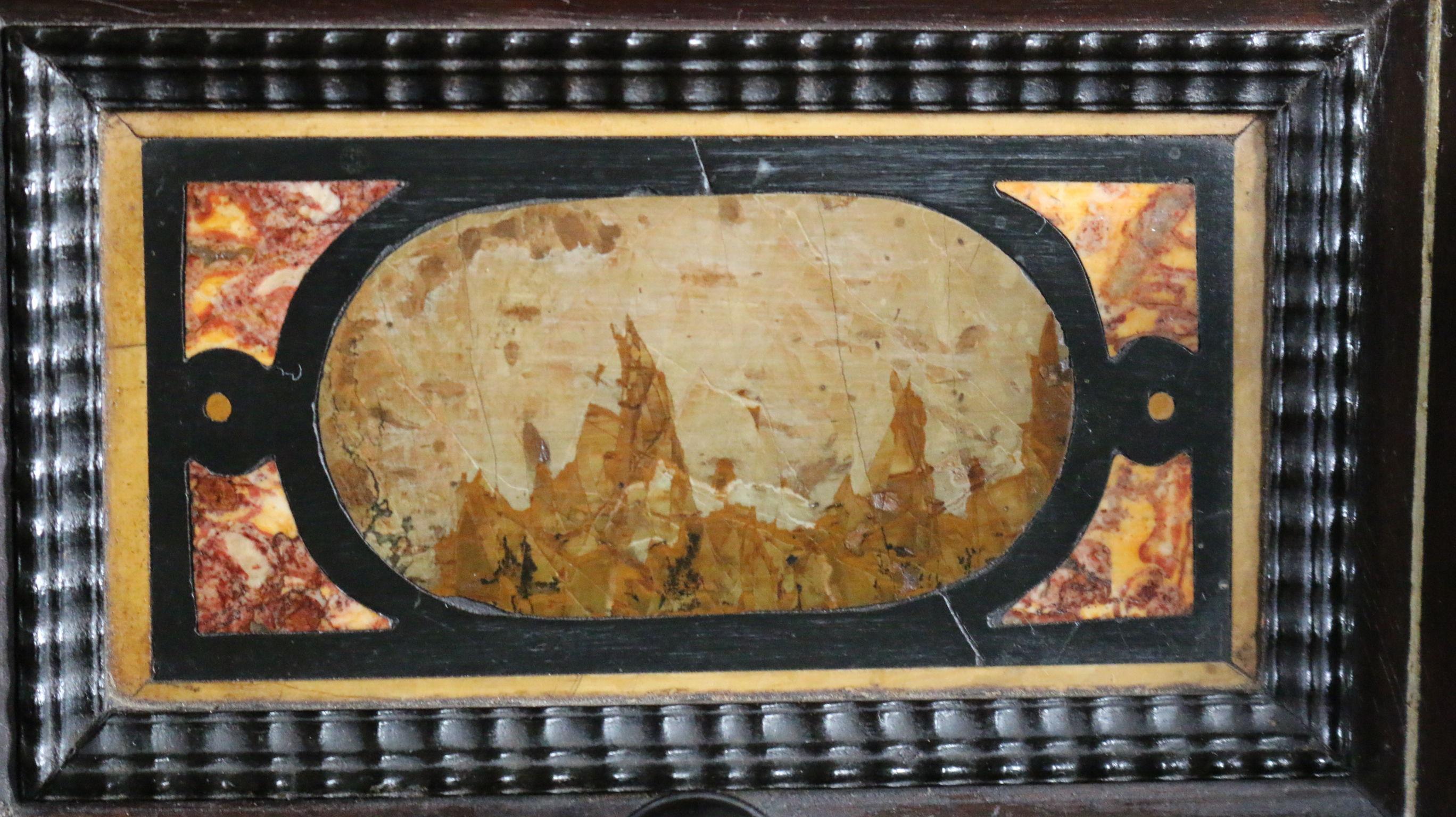 Meuble de rangement de table baroque italien du début du 17ème siècle, en noyer monté de Pietra Paesina en vente 4