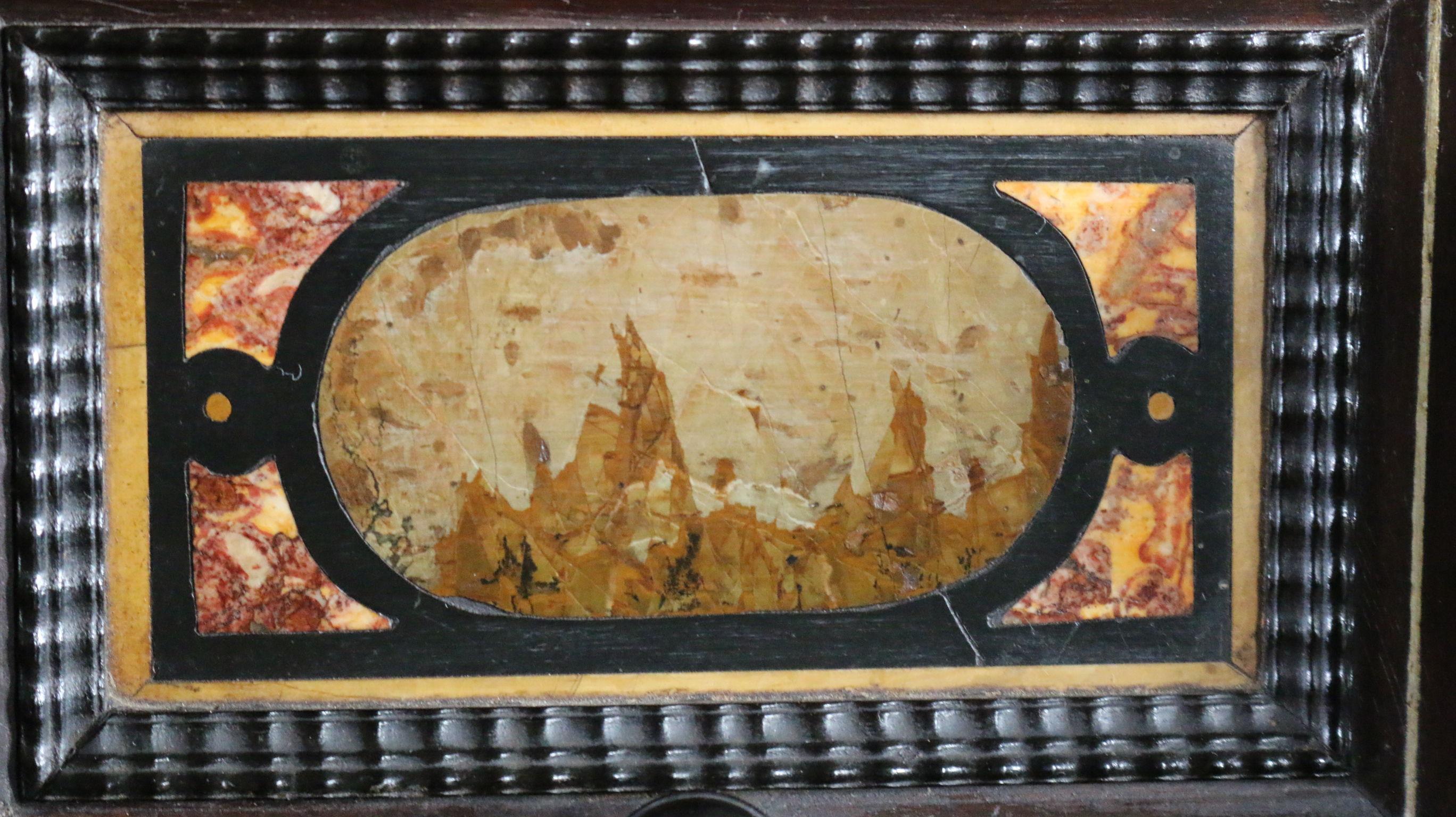 Mobile da tavolo, inizi del XVII secolo, Barocco italiano, Pietra Paesina montata su Walnu in vendita 4