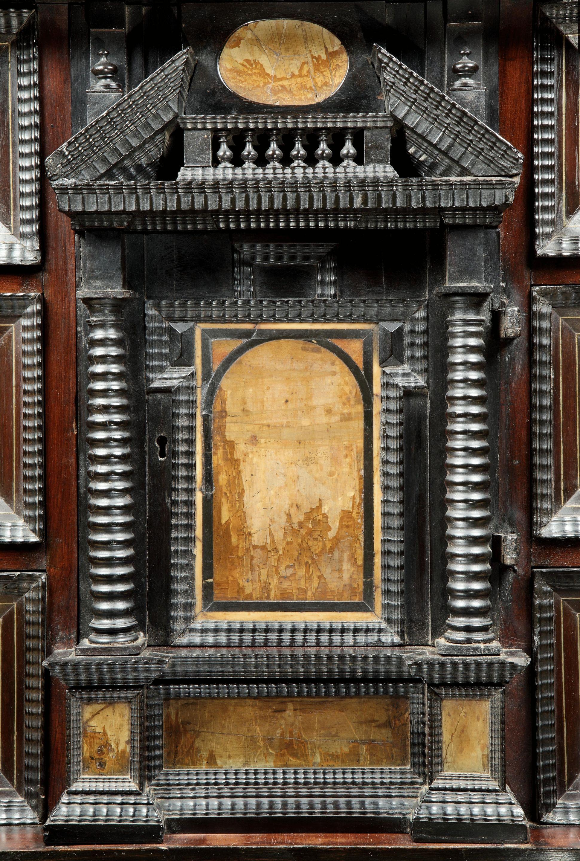 Questo mobile fa parte di un piccolo gruppo realizzato negli anni Venti del Cinquecento, quando il gusto e la moda si orientarono verso l'uso della pietra paesina, con le sue caratteristiche venature evocative, che presenta una forte struttura