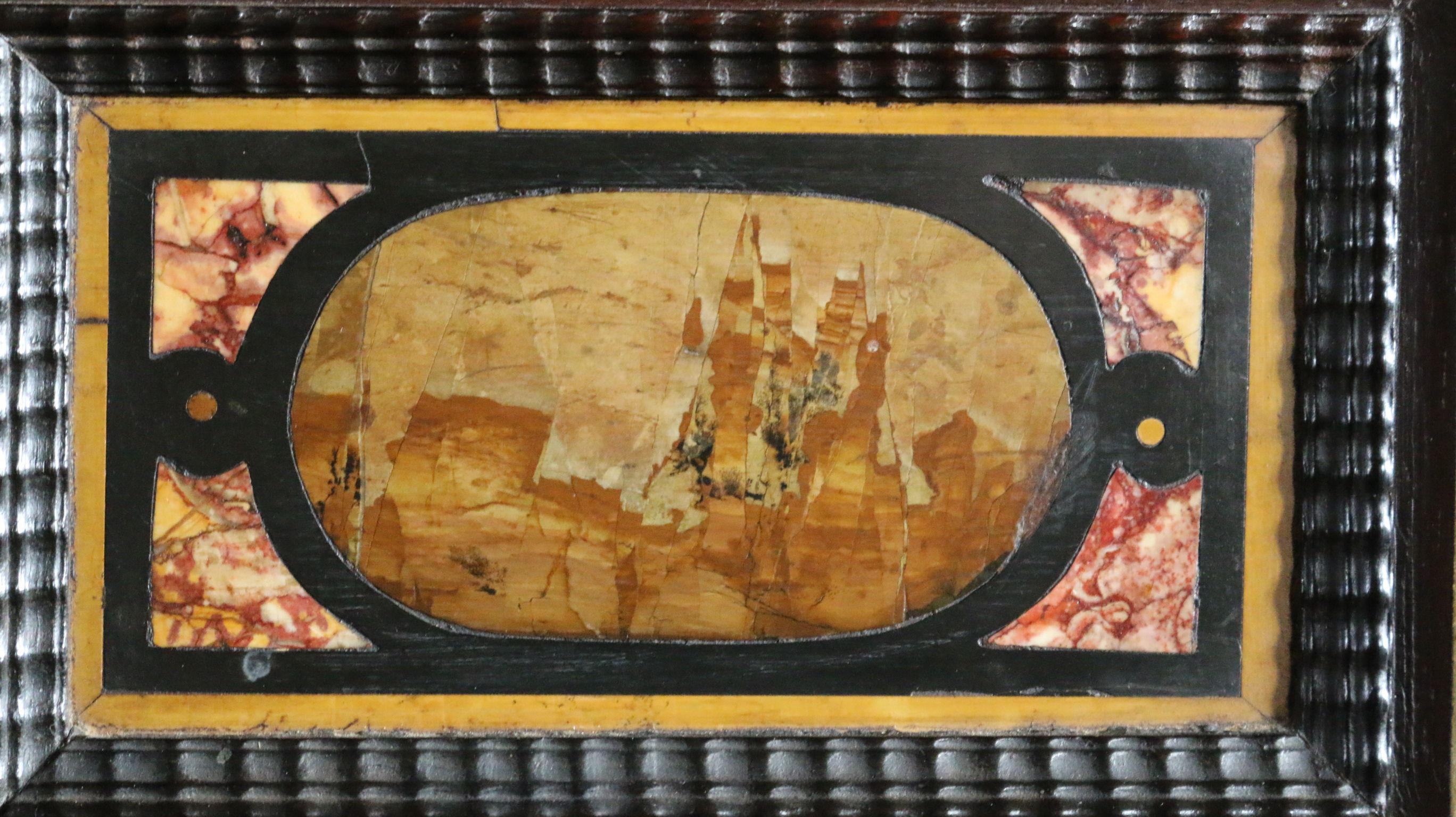 Mobile da tavolo, inizi del XVII secolo, Barocco italiano, Pietra Paesina montata su Walnu in vendita 1