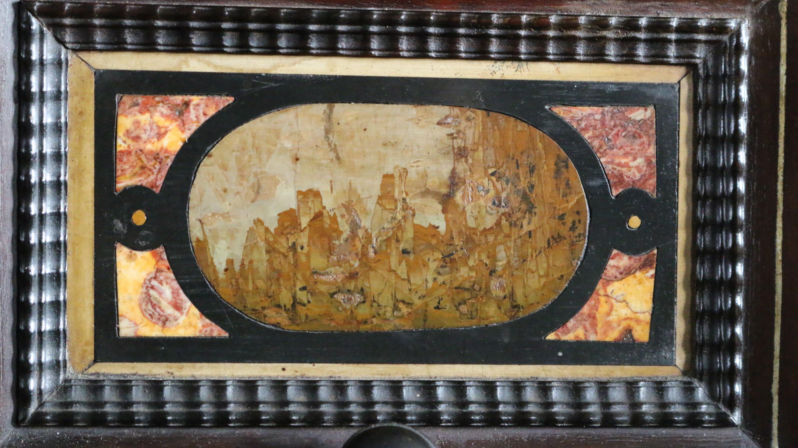 Meuble de rangement de table baroque italien du début du 17ème siècle, en noyer monté de Pietra Paesina en vente 3