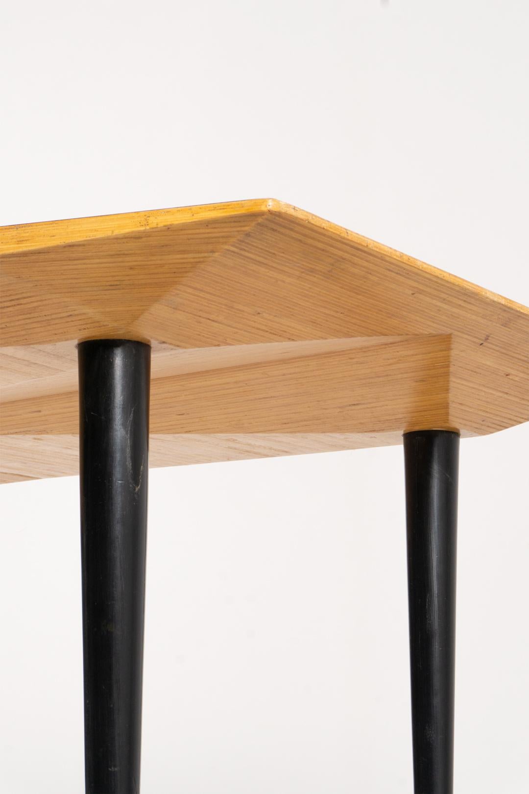 Sehr spezielle Carlo De Carli Tisch, hergestellt von Tecno Milano in sehr gutem Zustand.
Die Tischplatte ist aus Palisanderfurnier, die Beine sind geschraubt, gedrechselt und schwarz lackiert.

Carlo De Carli (1910-1999) war nicht nur ein Architekt