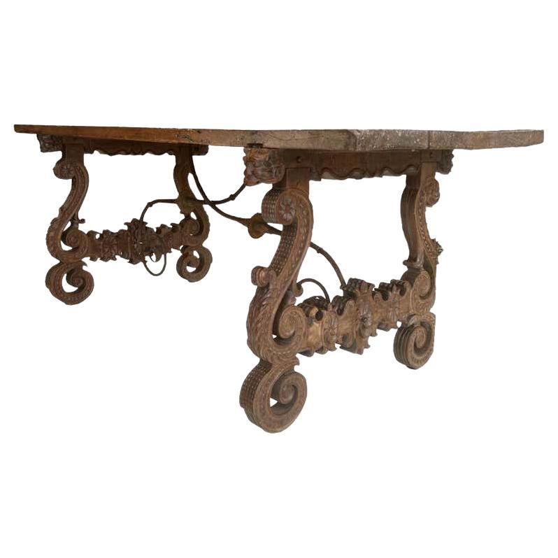 Table, sculptée avec une traverse en fer, espagnole, 18ème siècle en vente