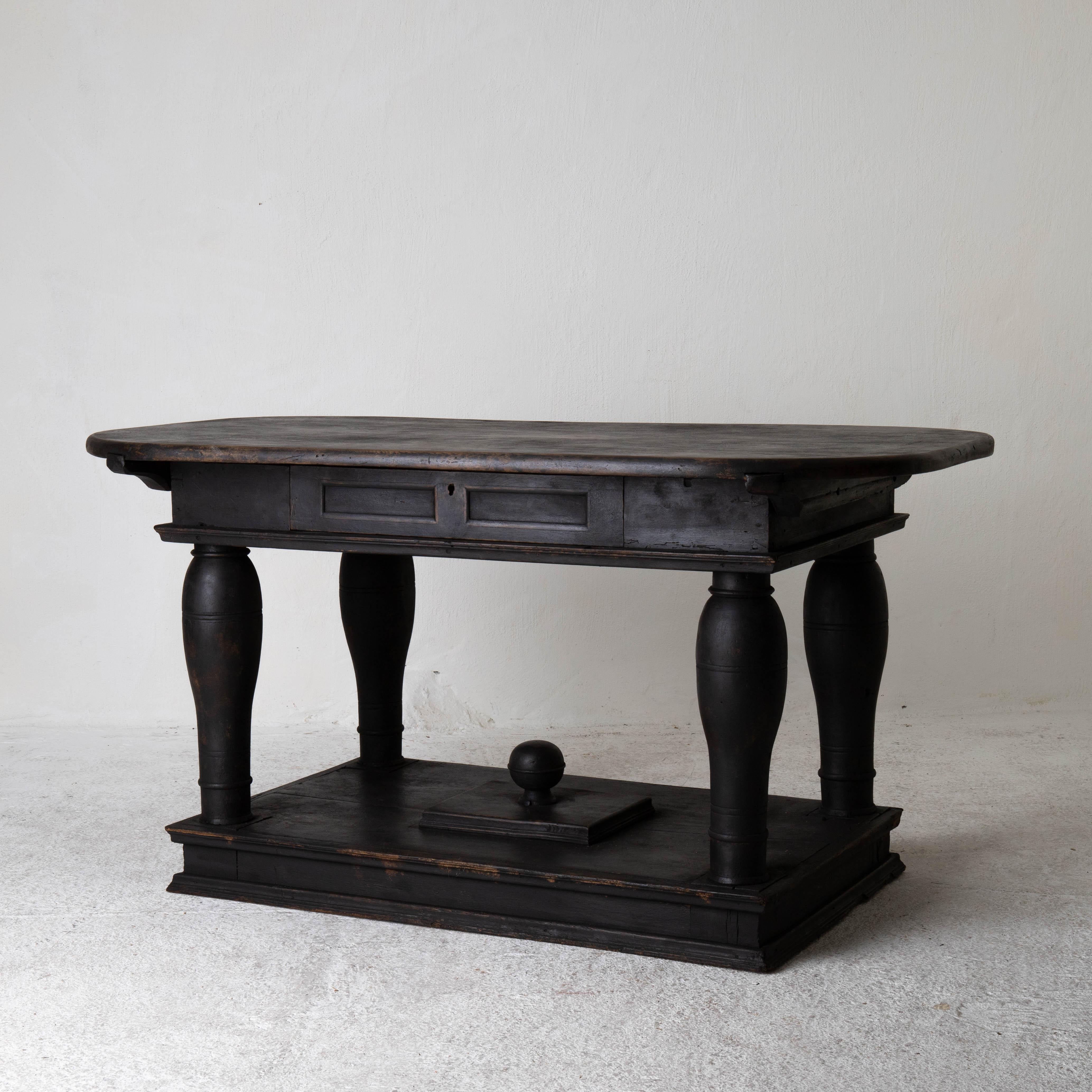 Table centre table Swedish Baroque 1650-1750 black Sweden. A table made during the 18th century and the Baroque period in Sweden. Refinished in our laserow black. A so called judge table.

  