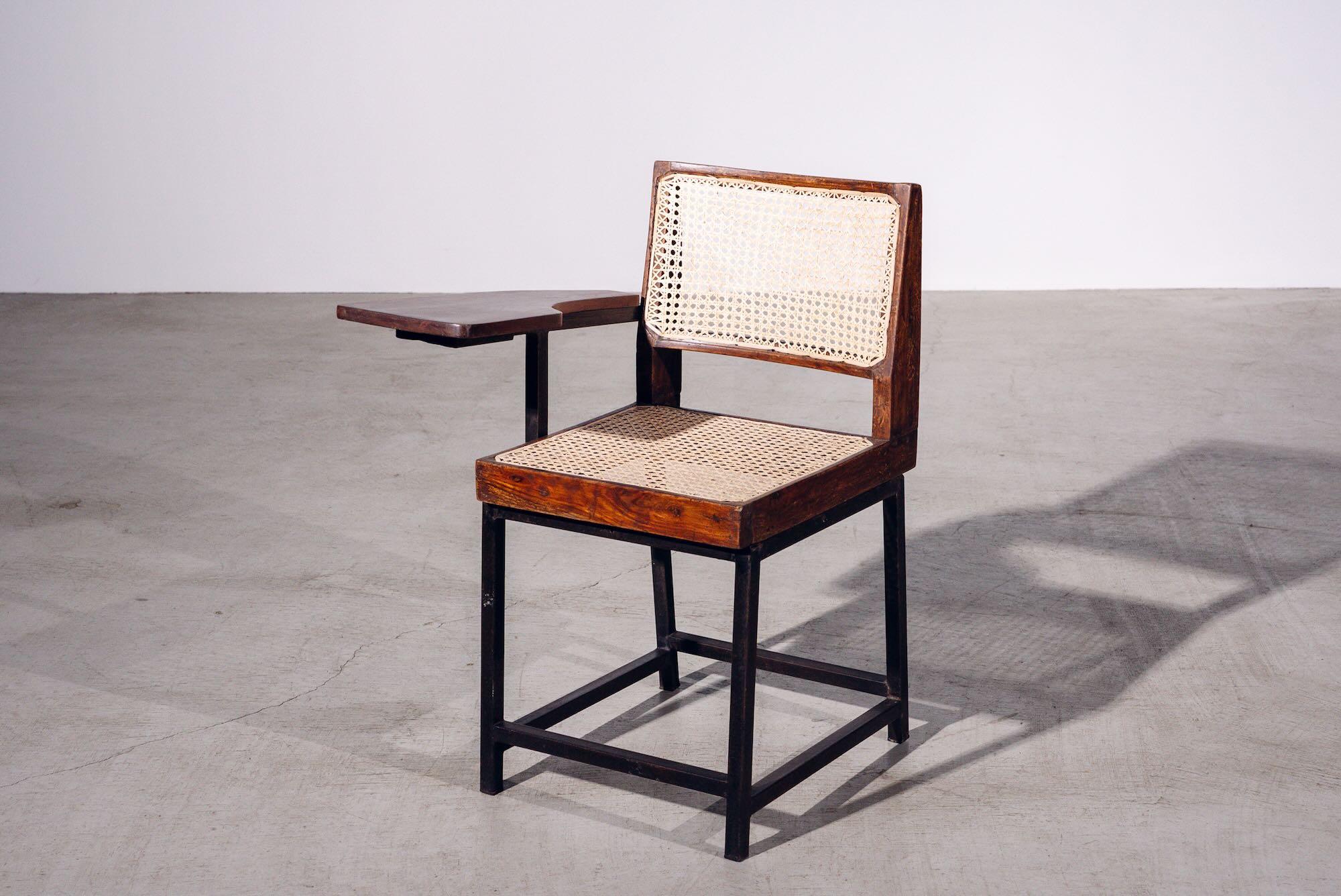 Une authentique pièce du milieu du siècle provenant de la légendaire commission Chandigarh de Pierre Jeanneret. Structure en teck avec assise et dossier en bambou tressé à la main.

Lettre : CAE-295 (Chandigarh administration, Engineering department