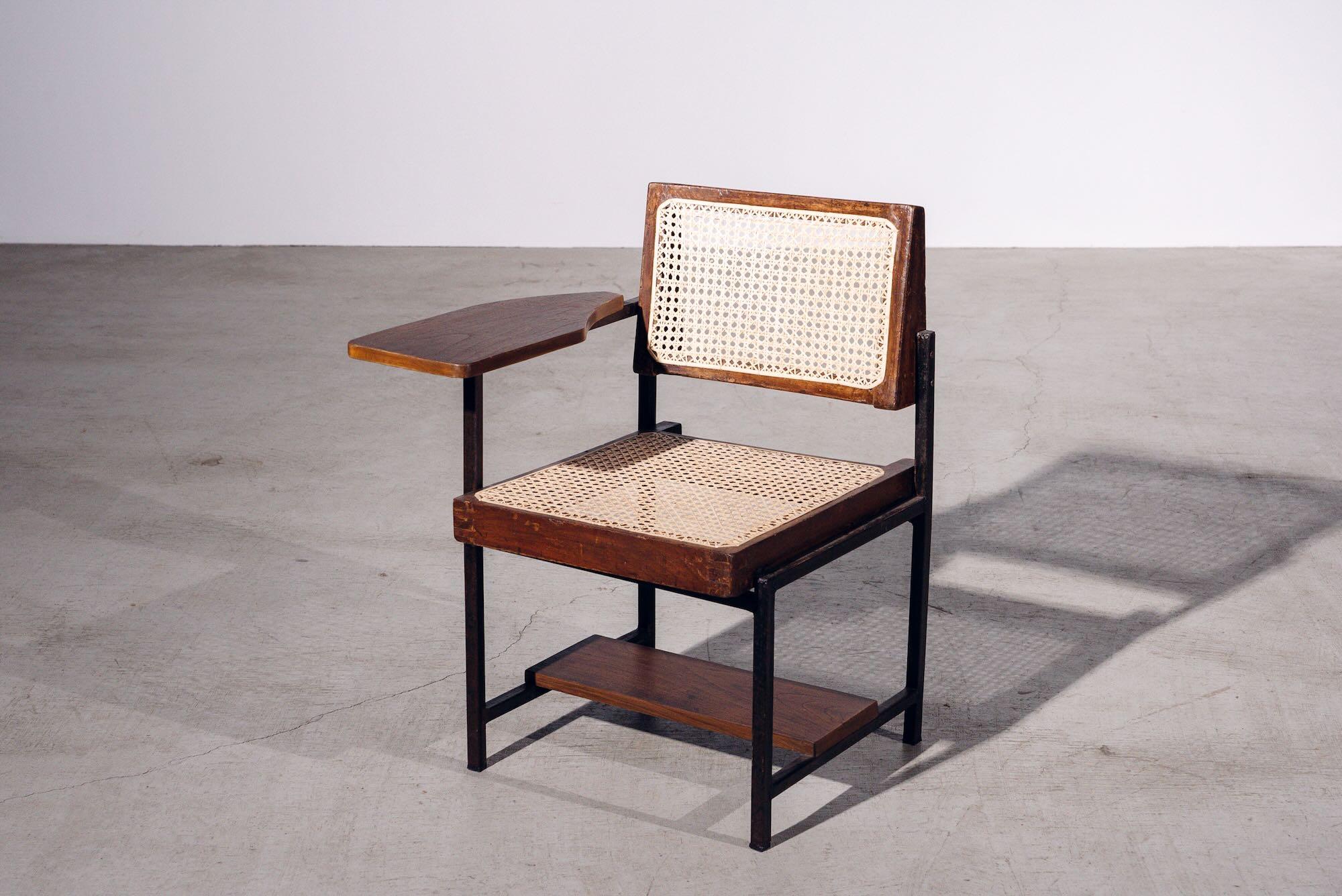 Une authentique pièce du milieu du siècle provenant de la légendaire commission Chandigarh de Pierre Jeanneret. Structure en teck avec assise et dossier en bambou tressé à la main.

Lettre : CAE-290 (Chandigarh administration, Engineering department