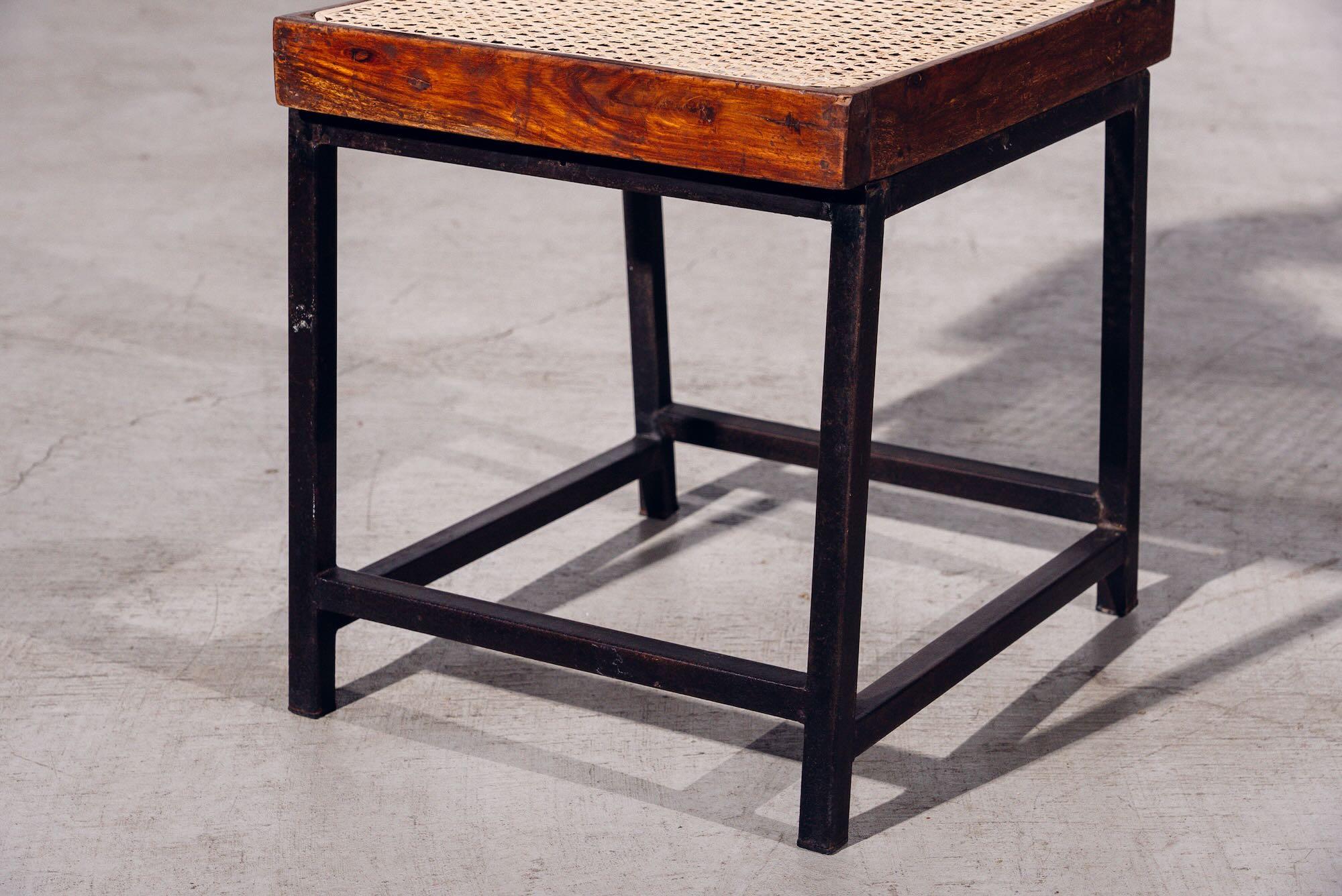 Chaise de table avec pieds en fer par Pierre Jeanneret pour Chandigarh, Inde, Circa 1965 en vente 1