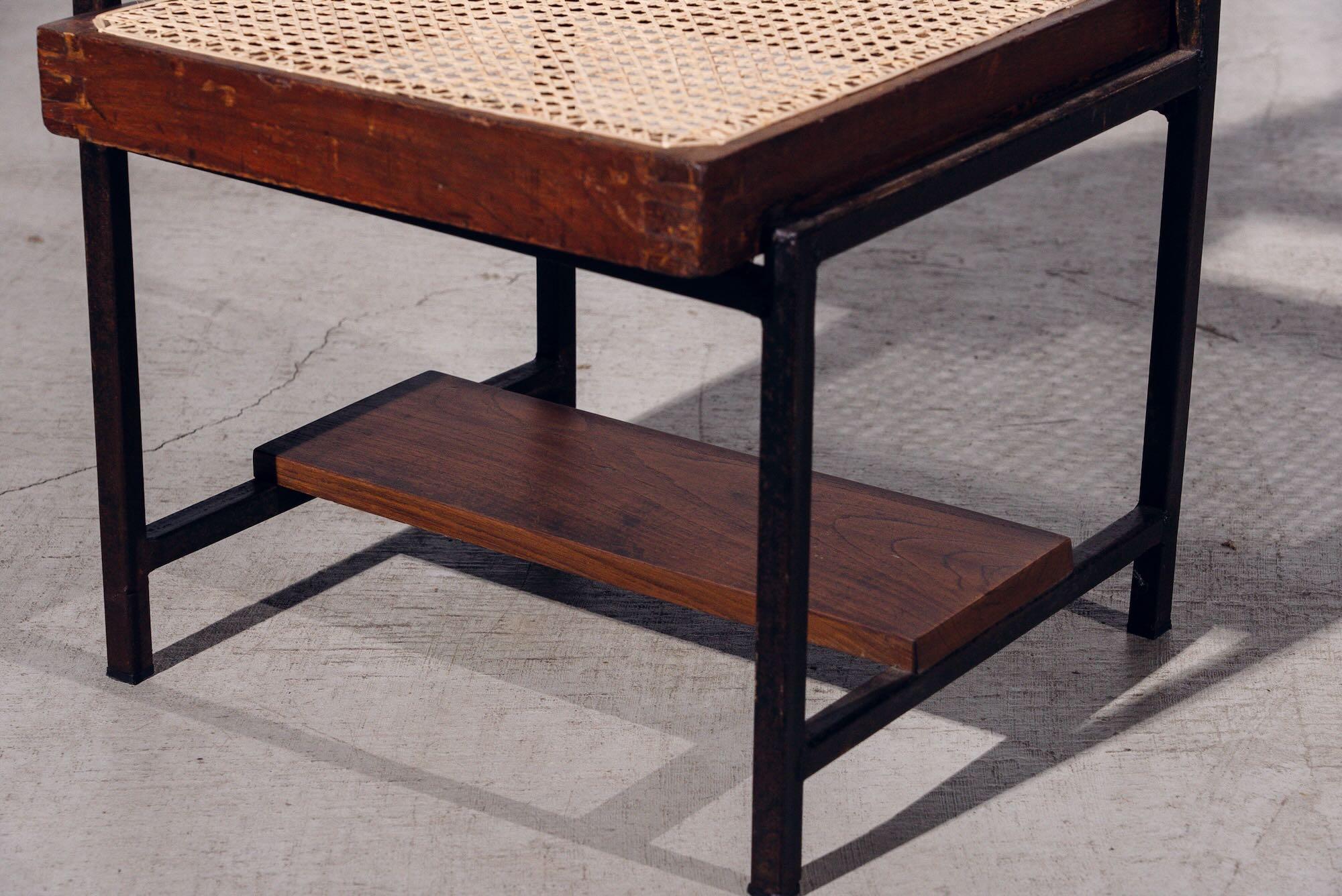 Chaise de table avec pieds en fer par Pierre Jeanneret pour Chandigarh, Inde, Circa 1965 en vente 1