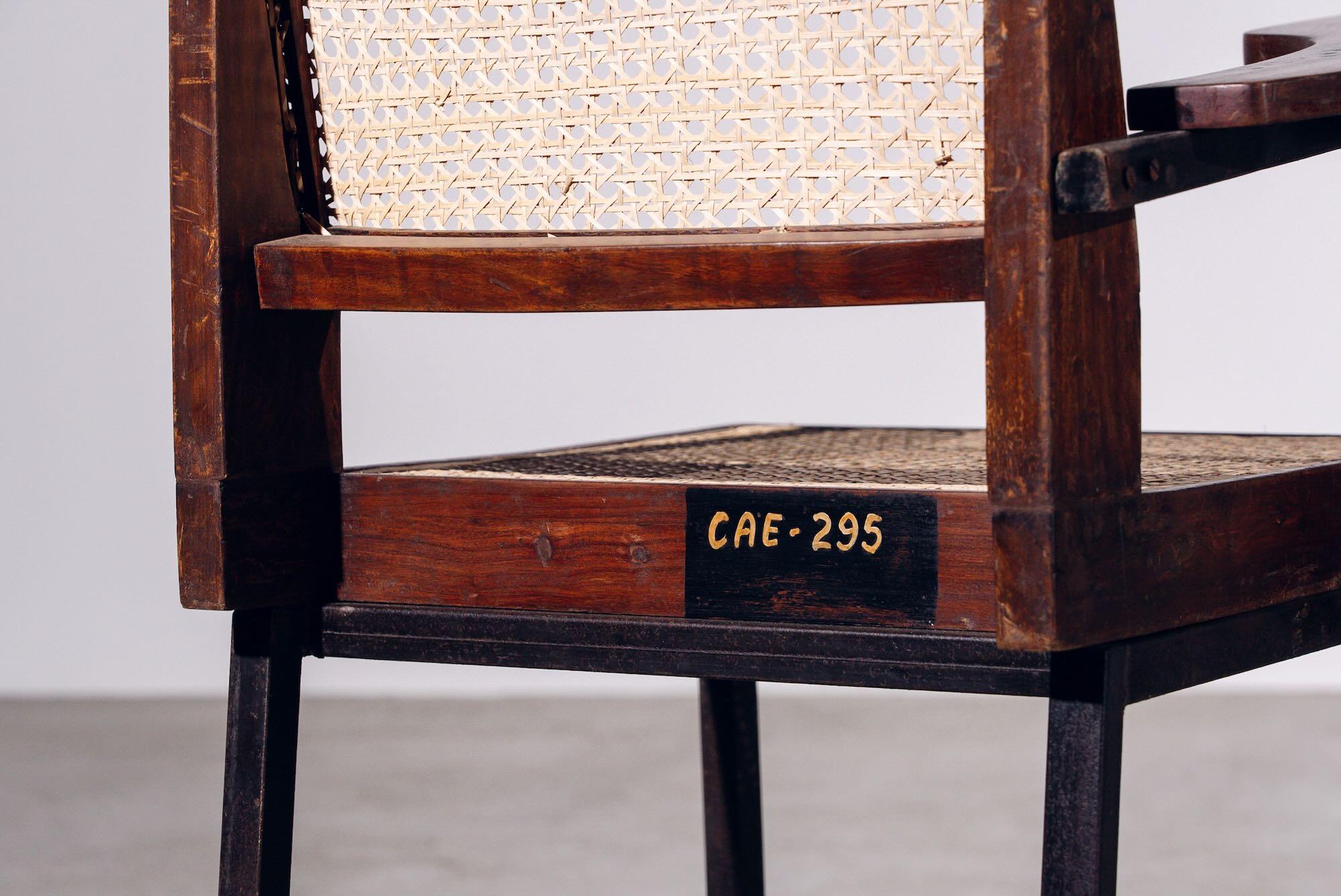 Chaise de table avec pieds en fer par Pierre Jeanneret pour Chandigarh, Inde, Circa 1965 en vente 2