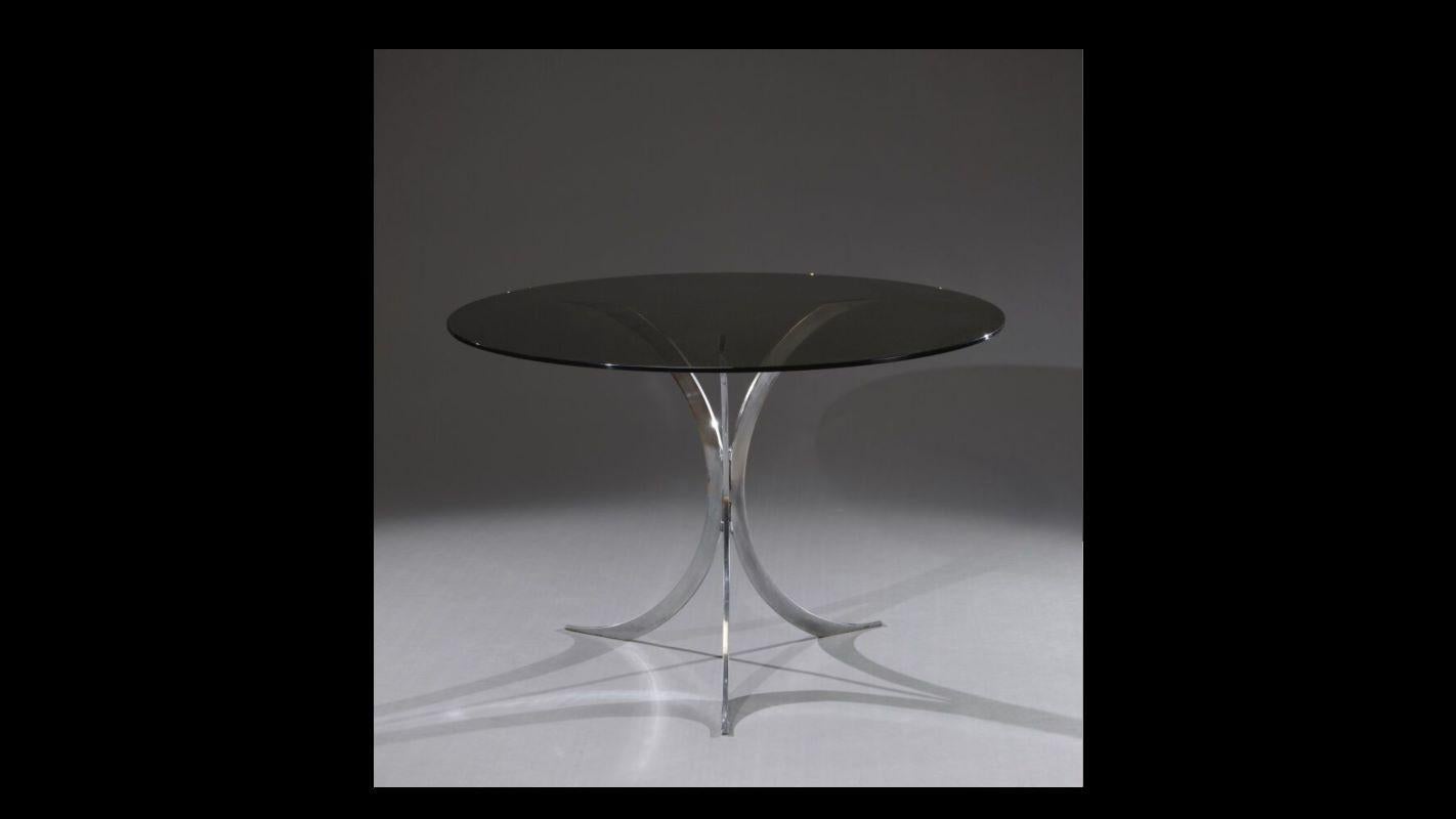 Table, avec pieds en métal chromés, éditée par Christofle, plateau en verre fumé. 
On reconnait aisément le design avant-gardiste  de Boris Tabacoff.

Légères petites rayures sur le plateau en verre.