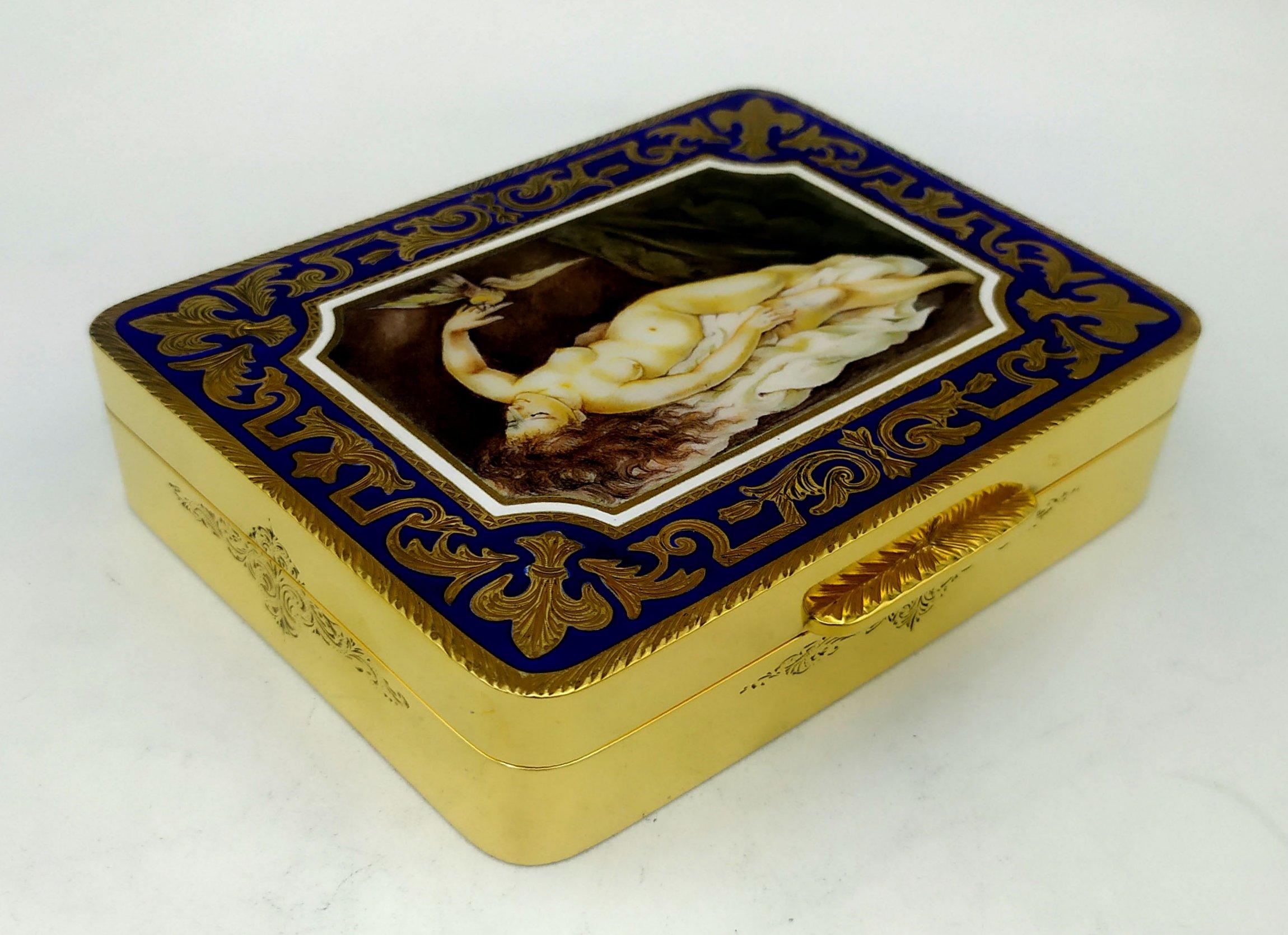 This divine Table Box is in 925/1000 sterling silver.
Table Box hand-painted miniature  has a Rectangular shape with rounded corners.
 On the cover there is a beautiful hand-engraved and fire-enameled frame.
In the center a beautiful hand-painted