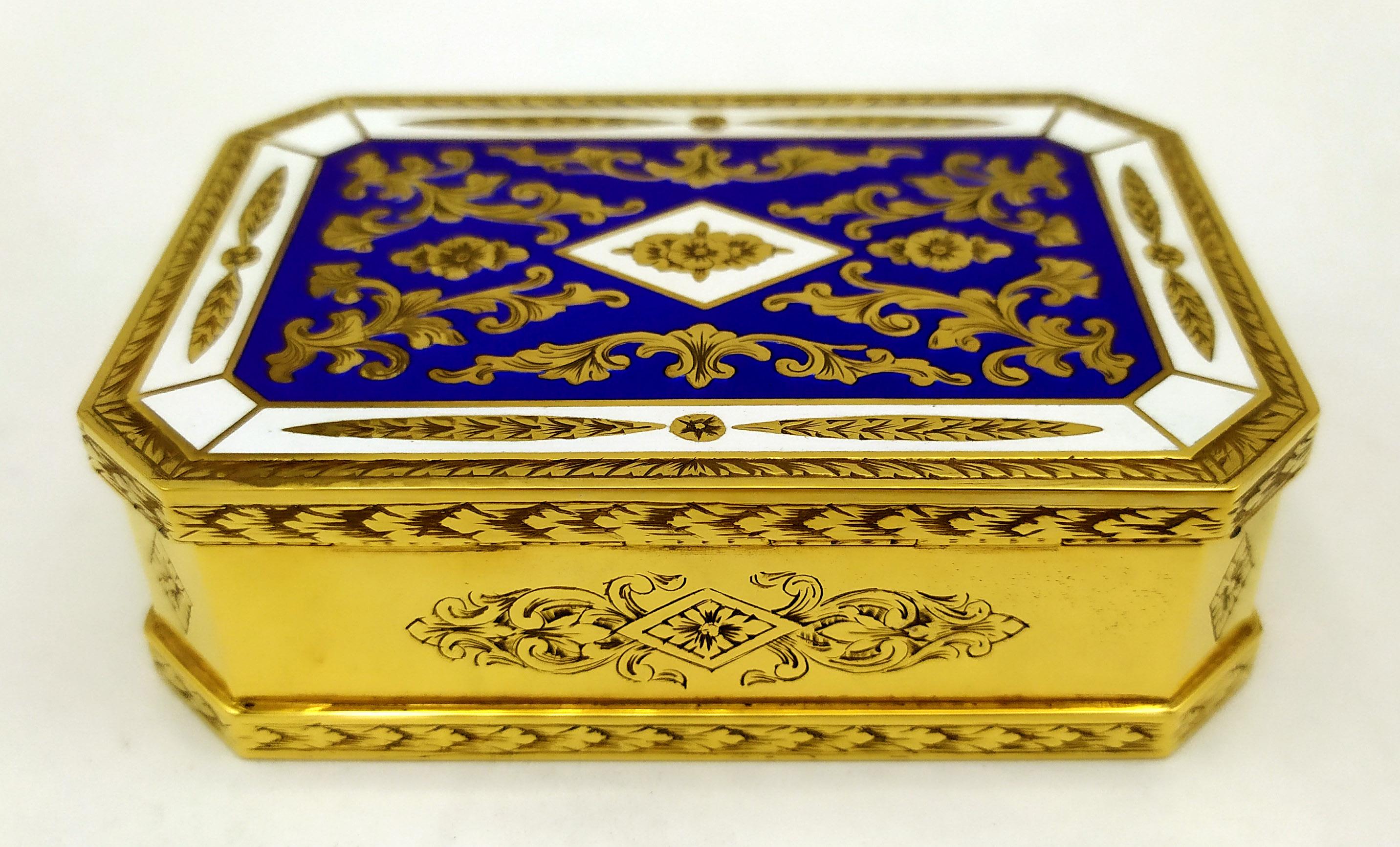 Table Cigarette Box fine hand-engraved and two-colour fire-enamelled. Salimbeni For Sale 2