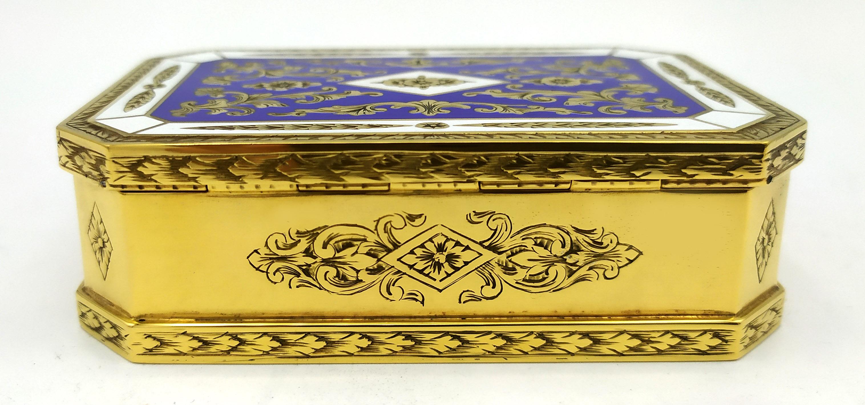 Table Cigarette Box fine hand-engraved and two-colour fire-enamelled. Salimbeni For Sale 3