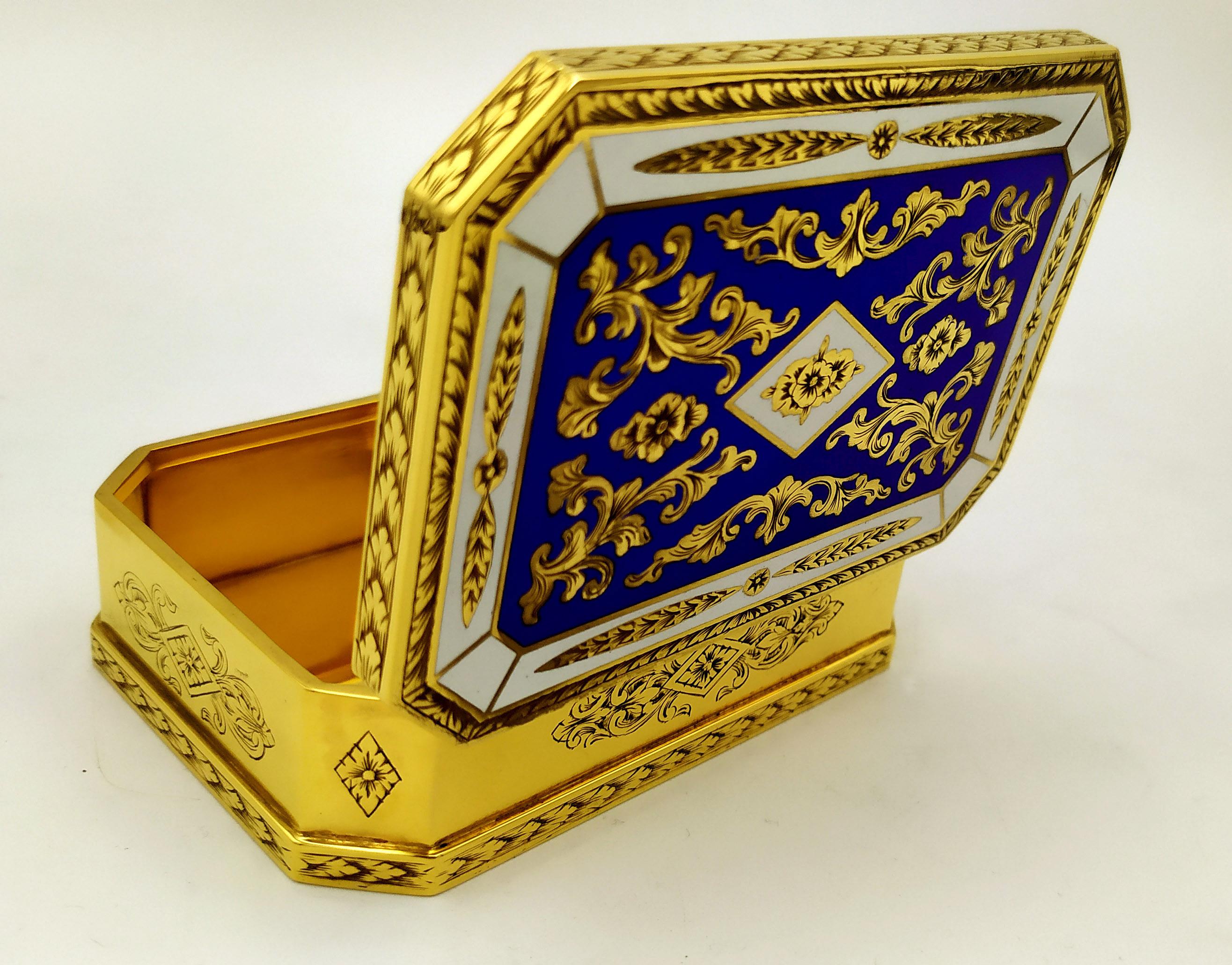 Table Cigarette Box fine hand-engraved and two-colour fire-enamelled. Salimbeni For Sale 4
