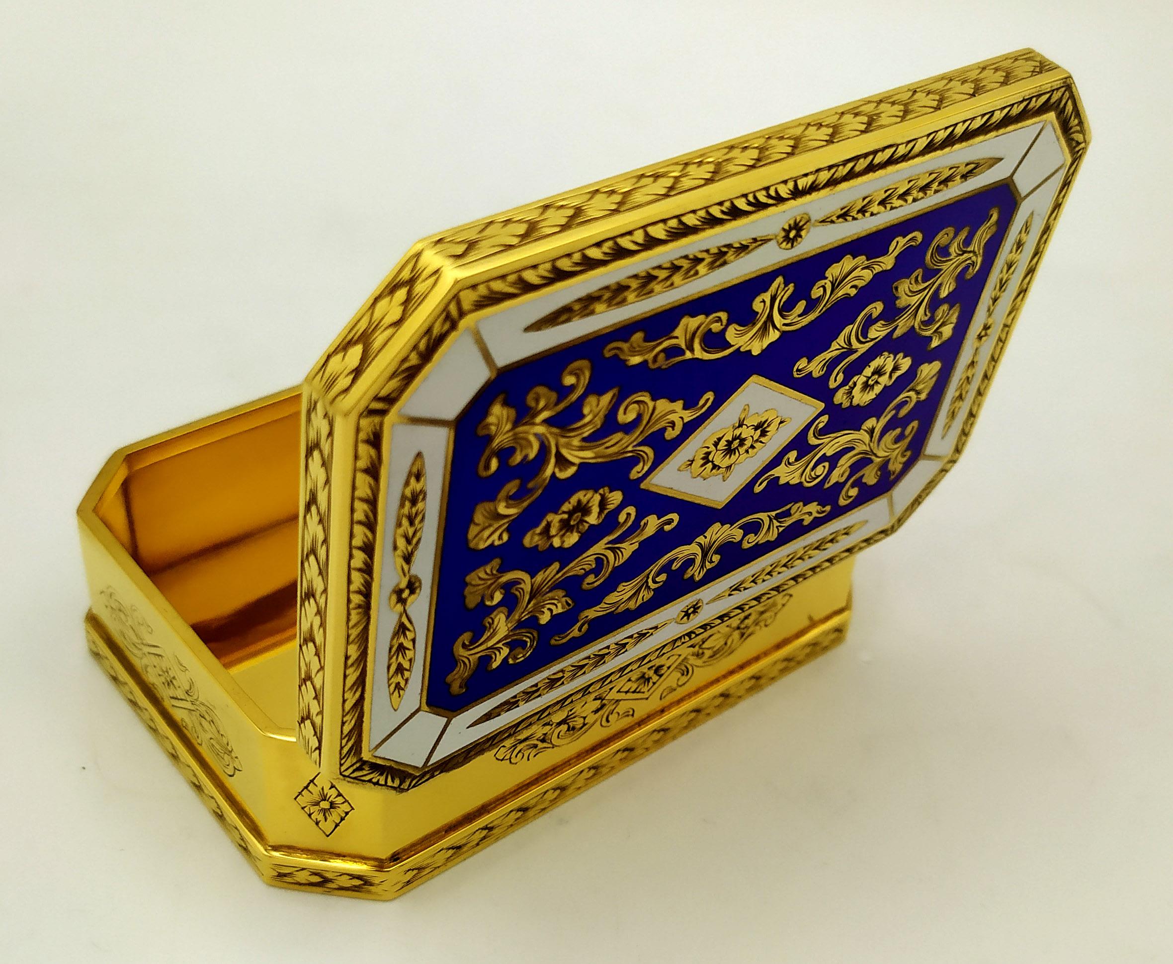 Table Cigarette Box fine hand-engraved and two-colour fire-enamelled. Salimbeni For Sale 5