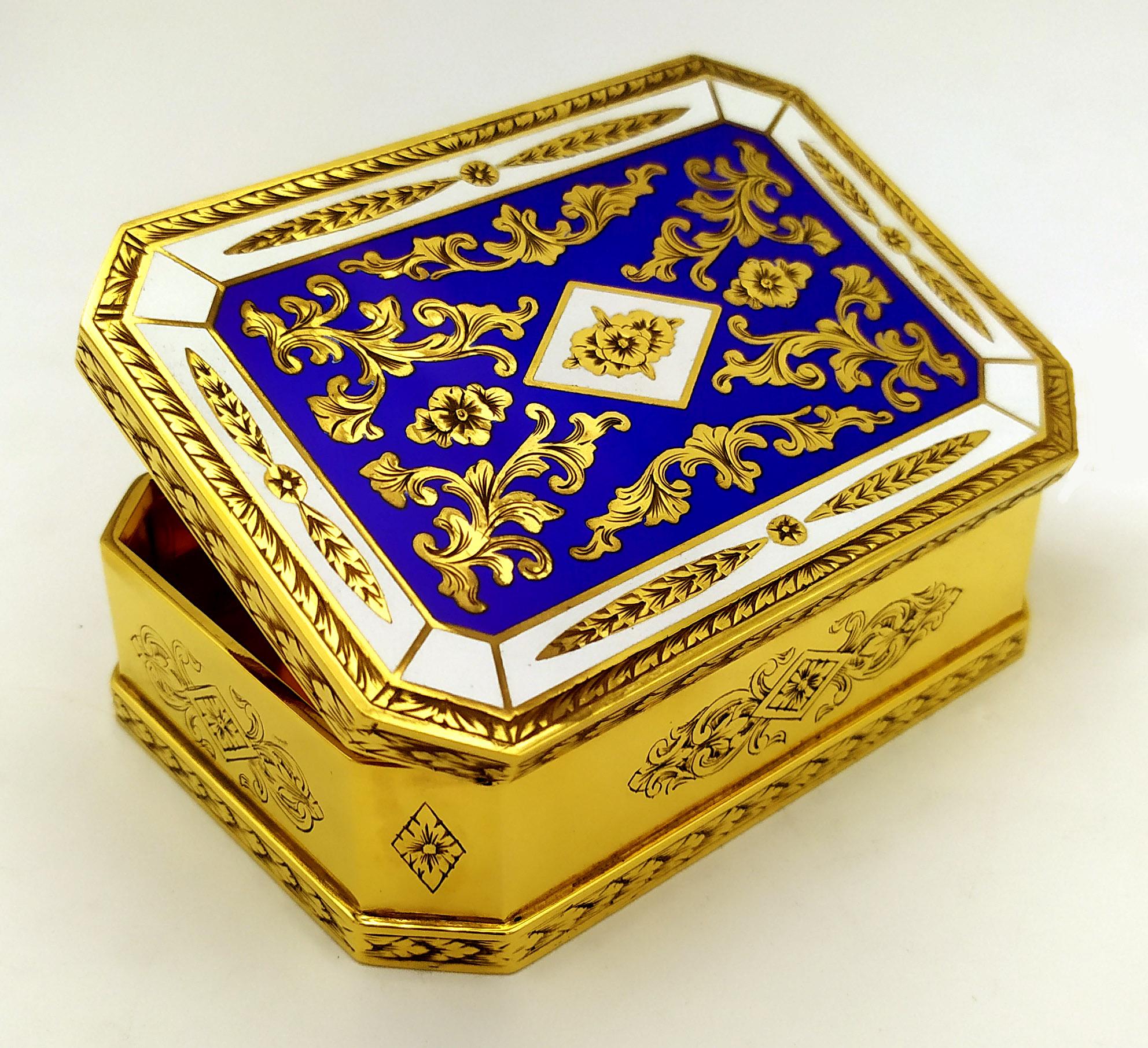 Table Cigarette Box fine hand-engraved and two-colour fire-enamelled. Salimbeni For Sale 6