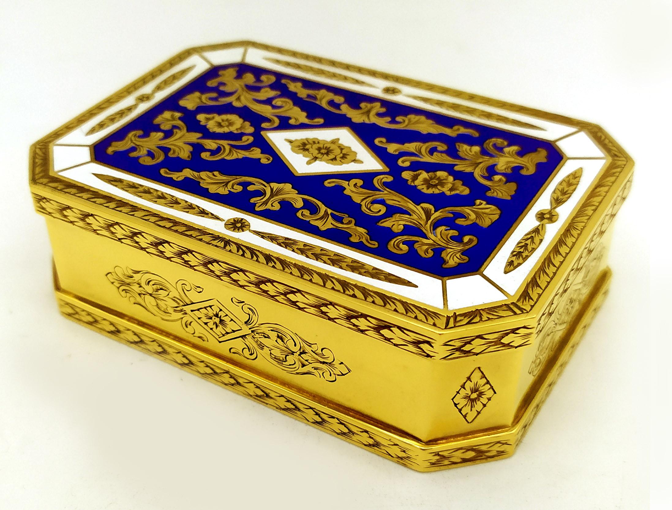  Octagonal table cigarette box in 925/1000 sterling silver gold-plated with a fine hand-engraved design and two-colour fire-enamelled with other fine hand-engraved finishing touches on all sides. Size cm. 7 x 10 x 3. Weight g. 230. Designed by