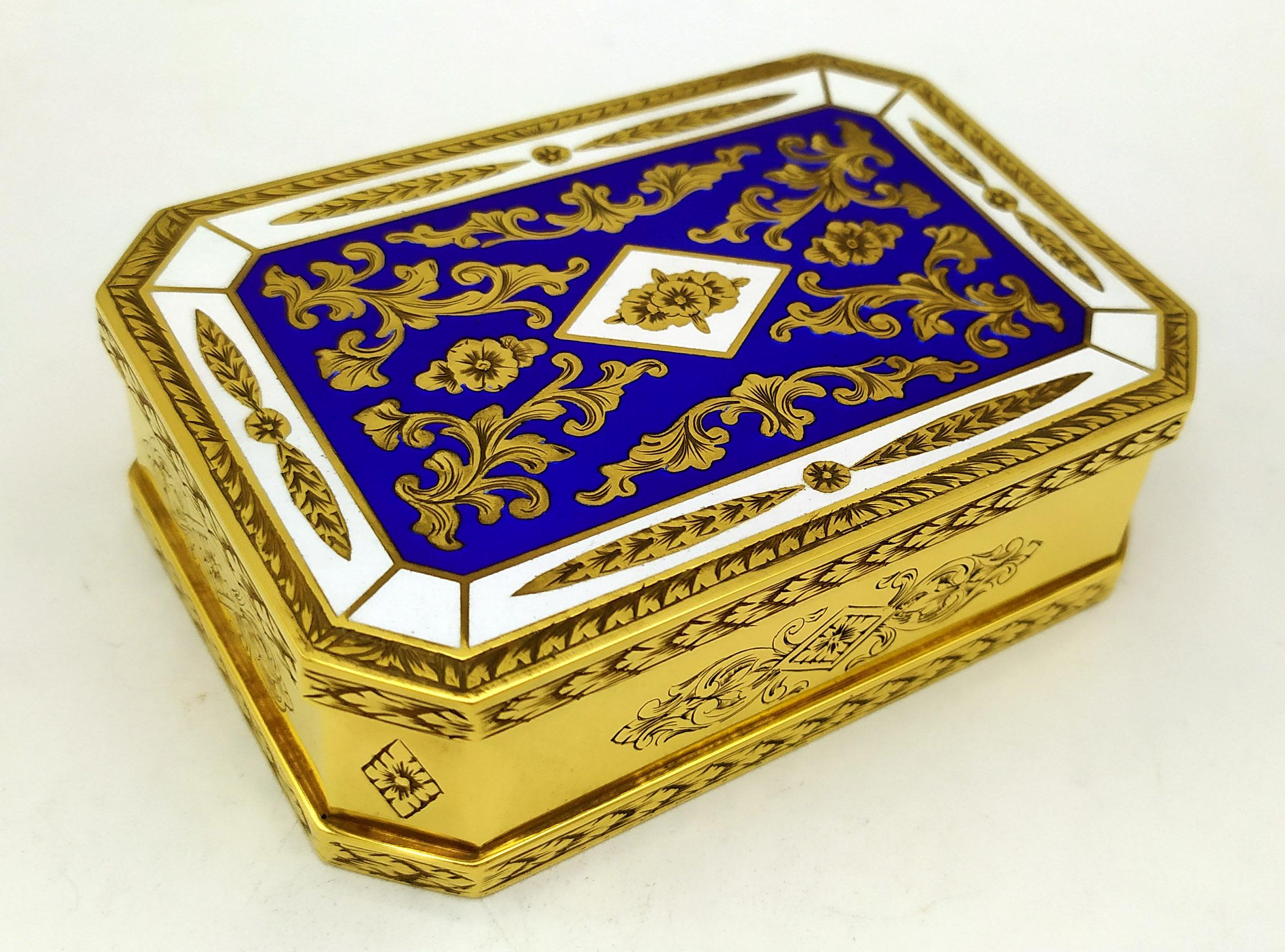 Italian Table Cigarette Box fine hand-engraved and two-colour fire-enamelled. Salimbeni For Sale