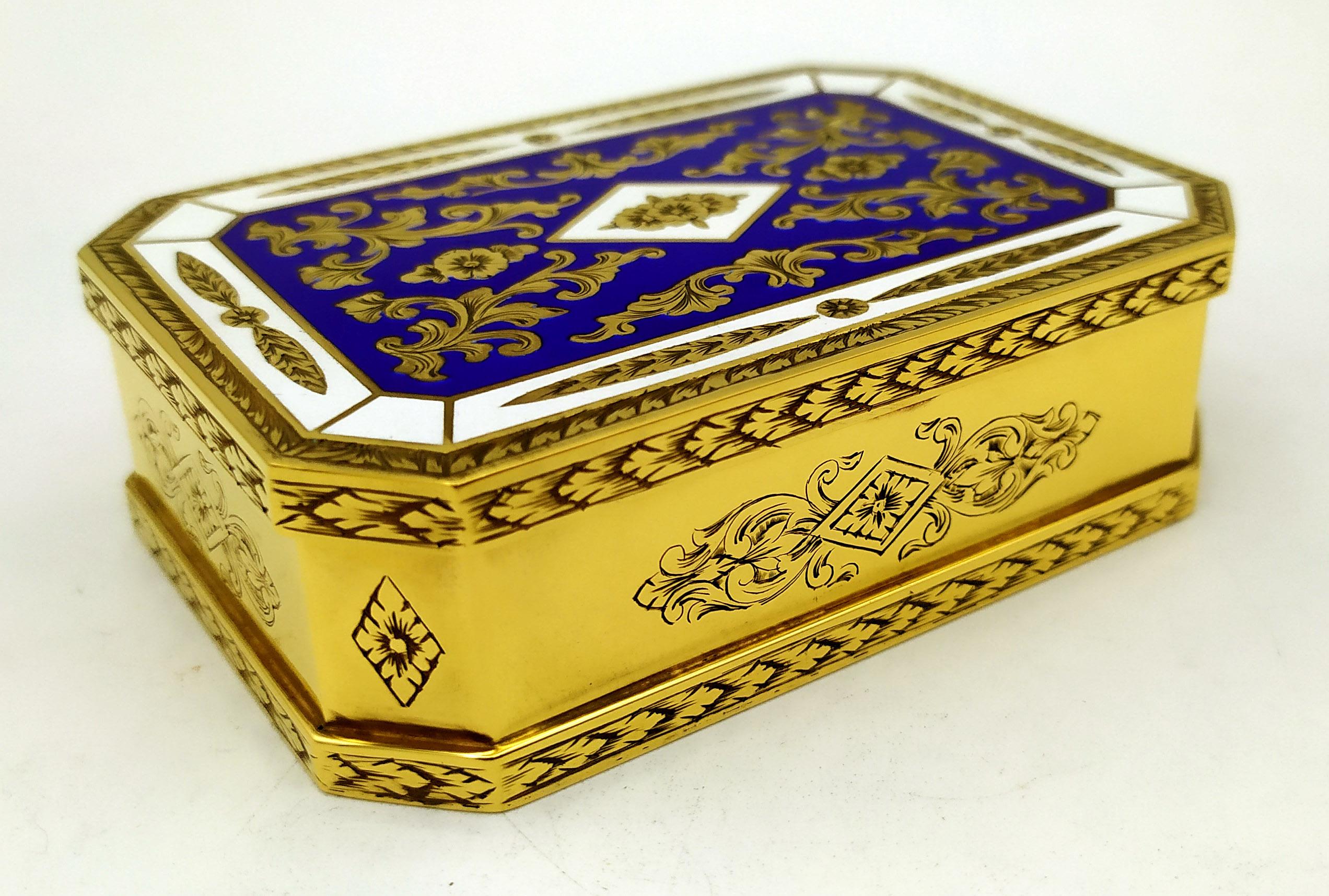 Hand-Carved Table Cigarette Box fine hand-engraved and two-colour fire-enamelled. Salimbeni For Sale