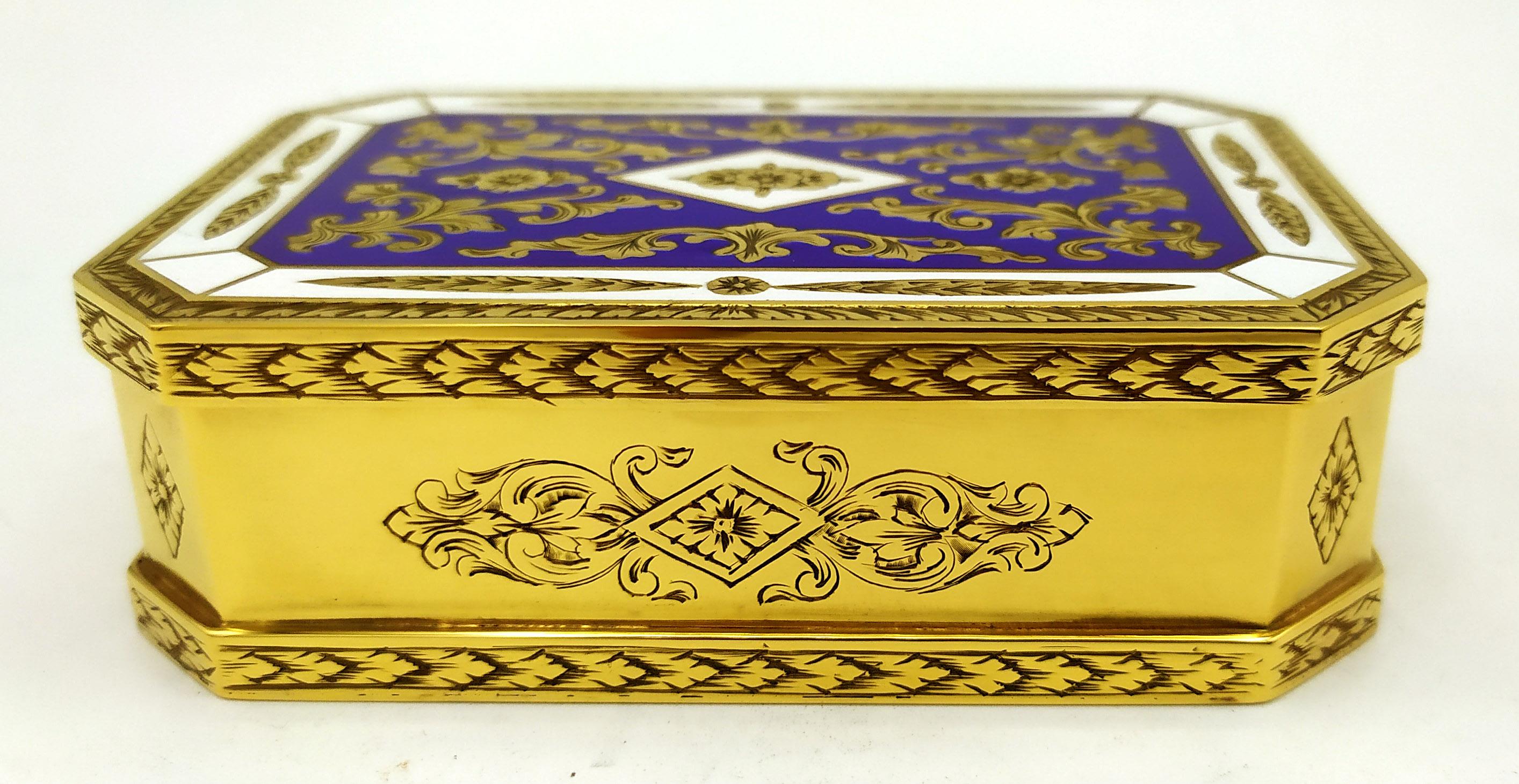 Table Cigarette Box fine hand-engraved and two-colour fire-enamelled. Salimbeni In Excellent Condition For Sale In Firenze, FI