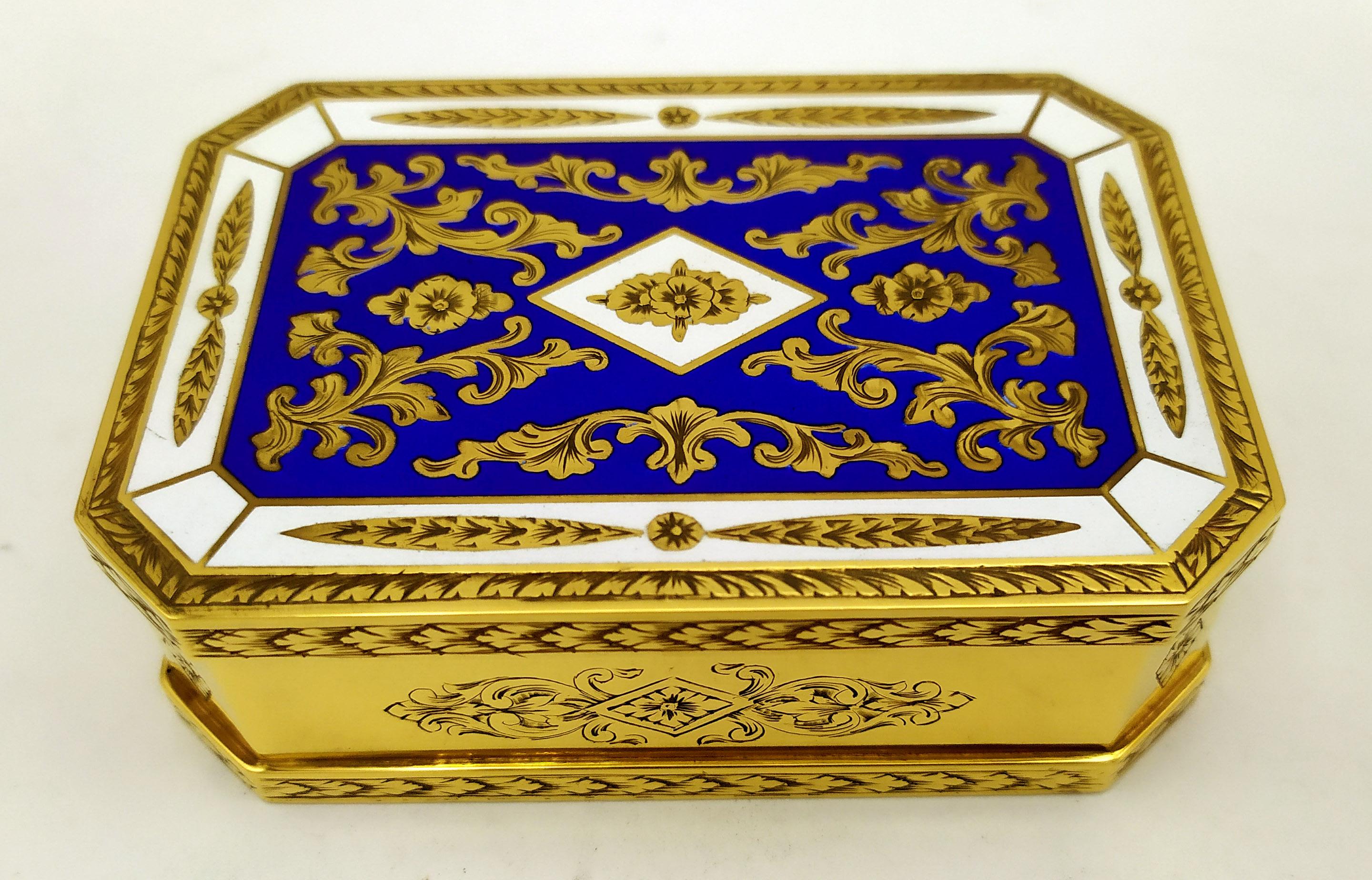 Late 20th Century Table Cigarette Box fine hand-engraved and two-colour fire-enamelled. Salimbeni For Sale