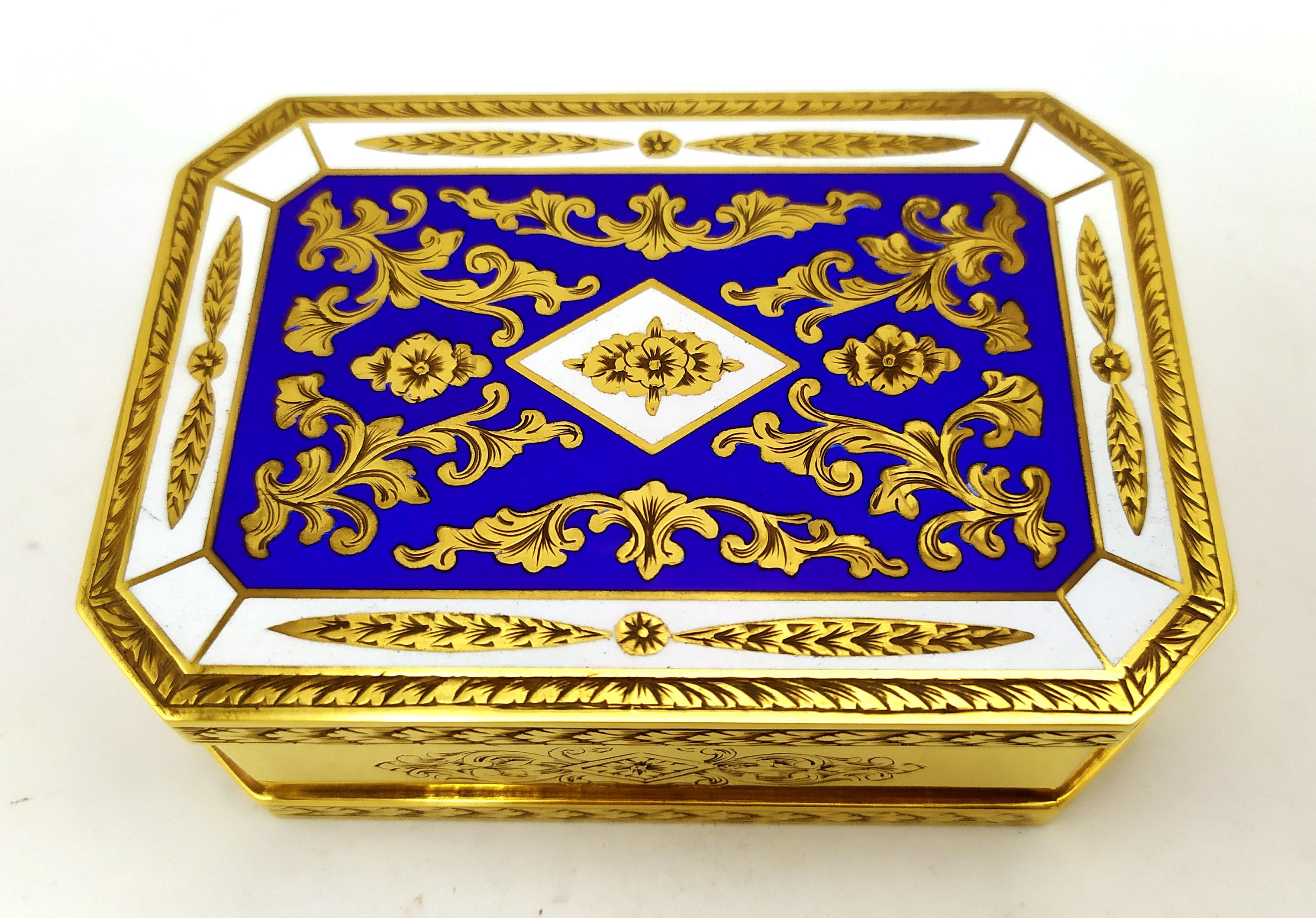 Gold Table Cigarette Box fine hand-engraved and two-colour fire-enamelled. Salimbeni For Sale