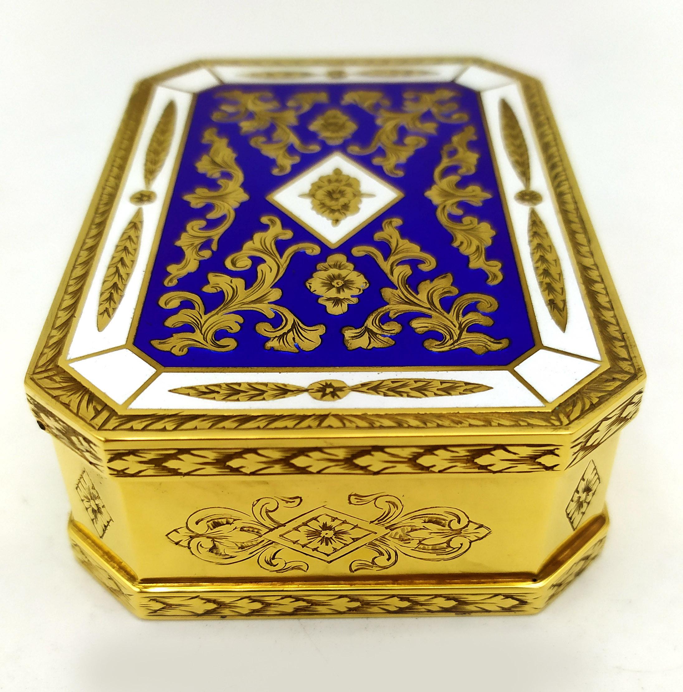 Table Cigarette Box fine hand-engraved and two-colour fire-enamelled. Salimbeni For Sale 1