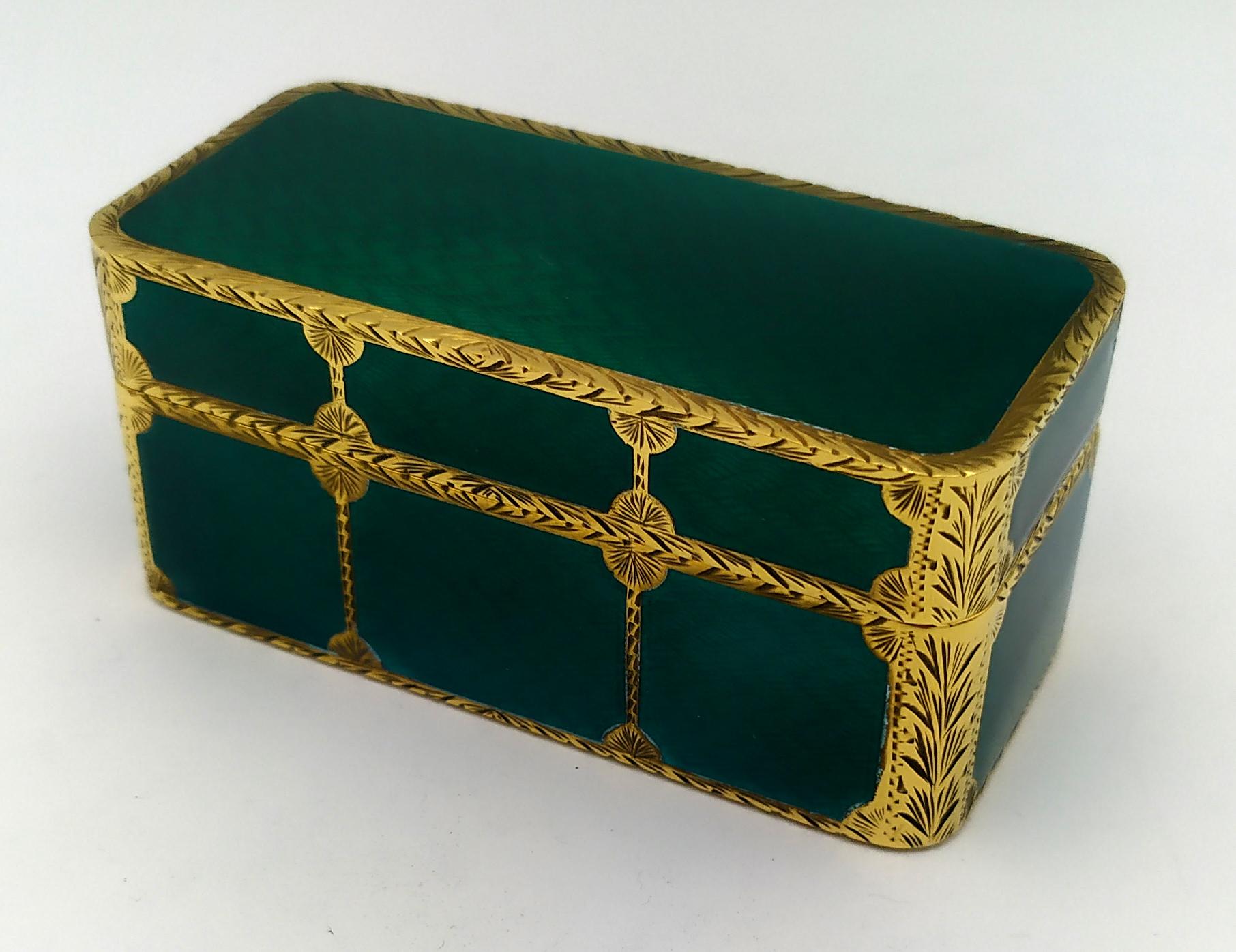 Pitillera de mesa de plata de ley 925/1000 bañada en oro con esmalte al fuego translúcido sobre guilloché con grabados a mano de estilo Imperio francés Napoleón III. Medidas cm. 4,5 x 9 x 4. Peso gr. 226. Diseñada por Franco Salimbeni en 1973 y