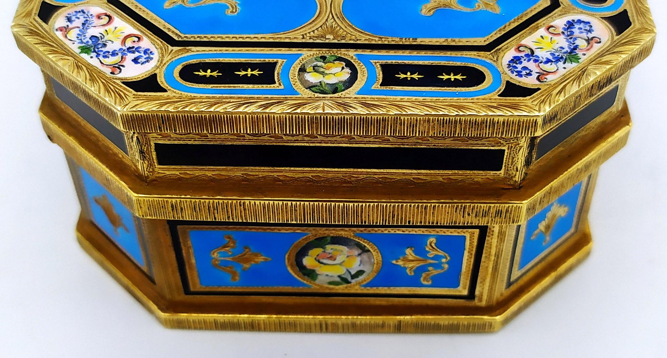 Pitillera de mesa miniaturas florales e inserciones de paillones de oro Salimbeni. en venta 3