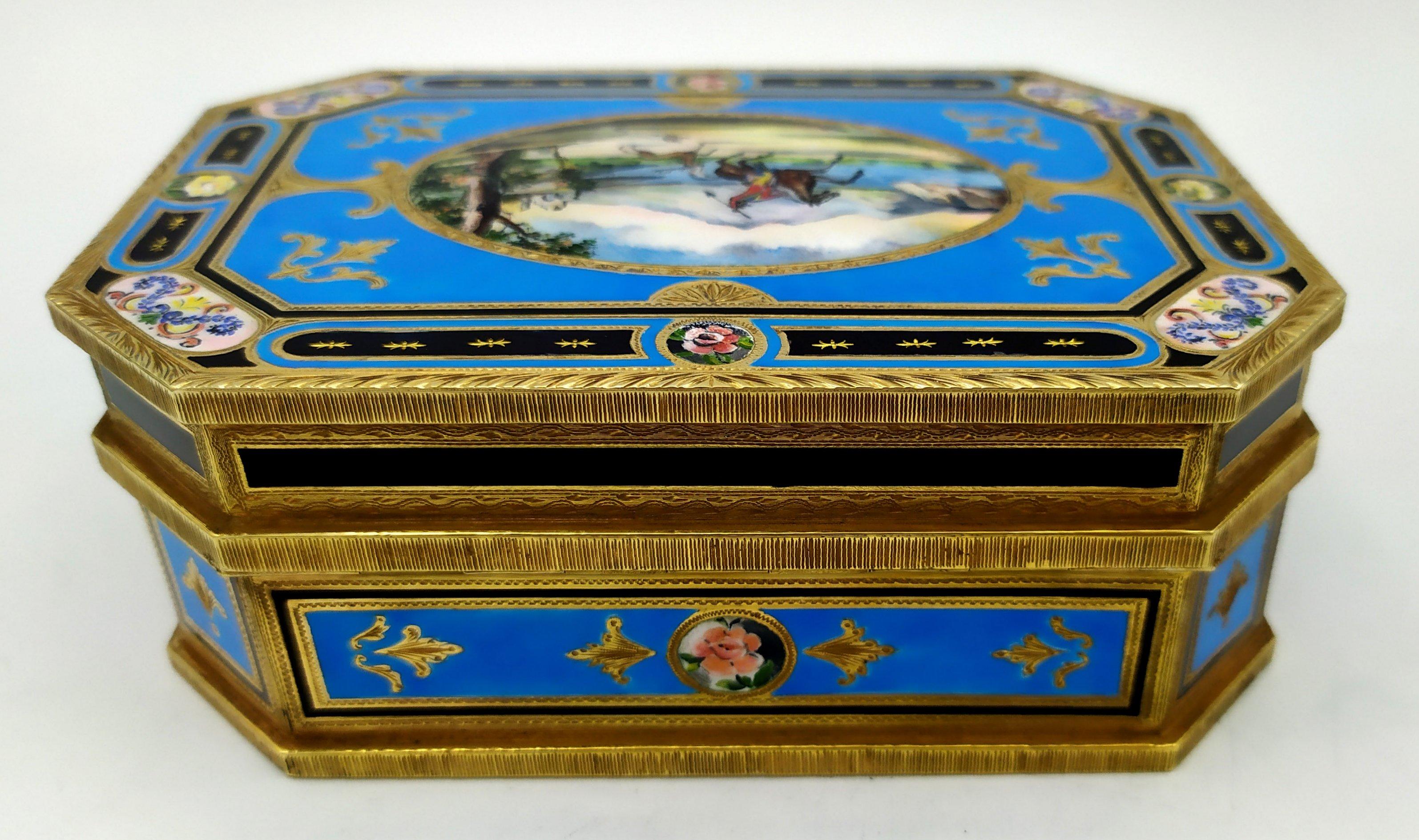 Pitillera de mesa octogonal de plata de ley 925/1000 bañada en oro con bordes exteriores y esmaltes cocidos insertados en finos diseños de estilo barroco del siglo XVII y con pequeñas miniaturas florales e inserciones de 