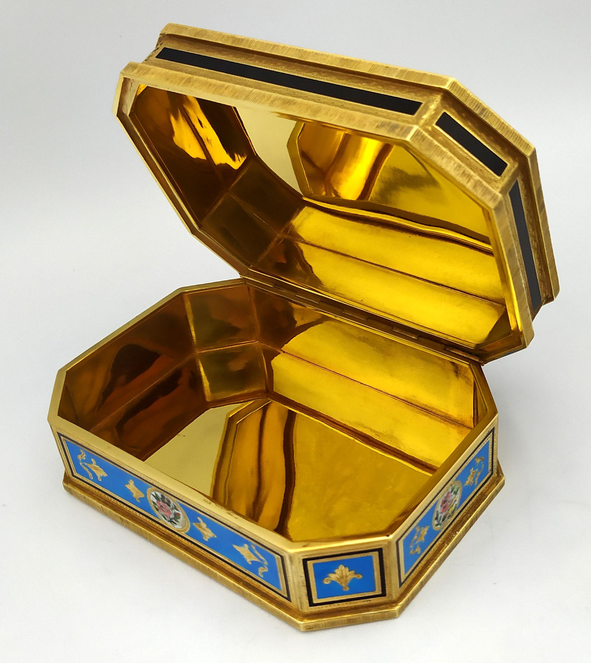 Pitillera de mesa miniaturas florales e inserciones de paillones de oro Salimbeni. mediados del siglo XX en venta
