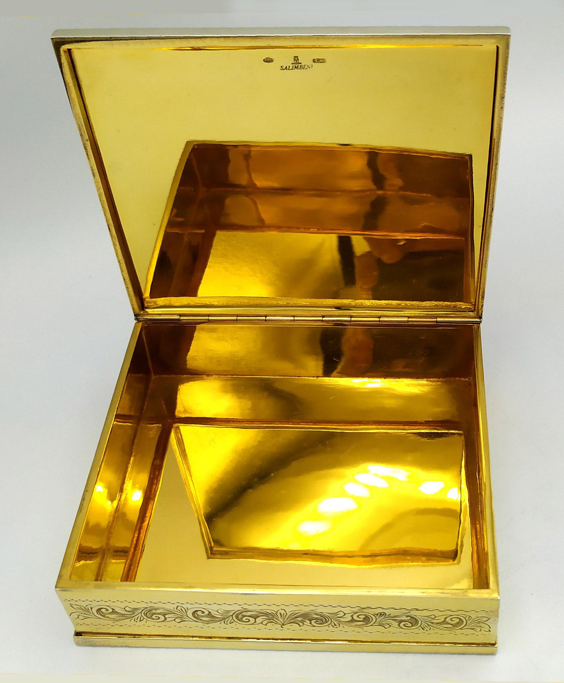 Pitillera de mesa rectangular de plata de ley 925/1000 bañada en oro con tapa ligeramente redondeada con perforaciones y finos grabados a mano. En el centro, una hermosa miniatura rectangular cm. 6,5 x 7,5 pintada a mano al temple sobre plancha de