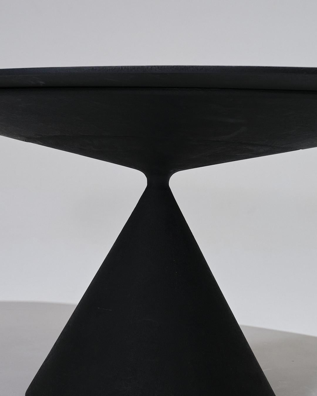 Tavolo Clay di Desalto, creato nel 2015 e premiato con diversi premi di design (Iconic Design Award, Good Design Award, Red Dot Award). Presentata come una vera e propria scultura da tavolo, poggia sull'equilibrio audace tra uno zoccolo effimero e