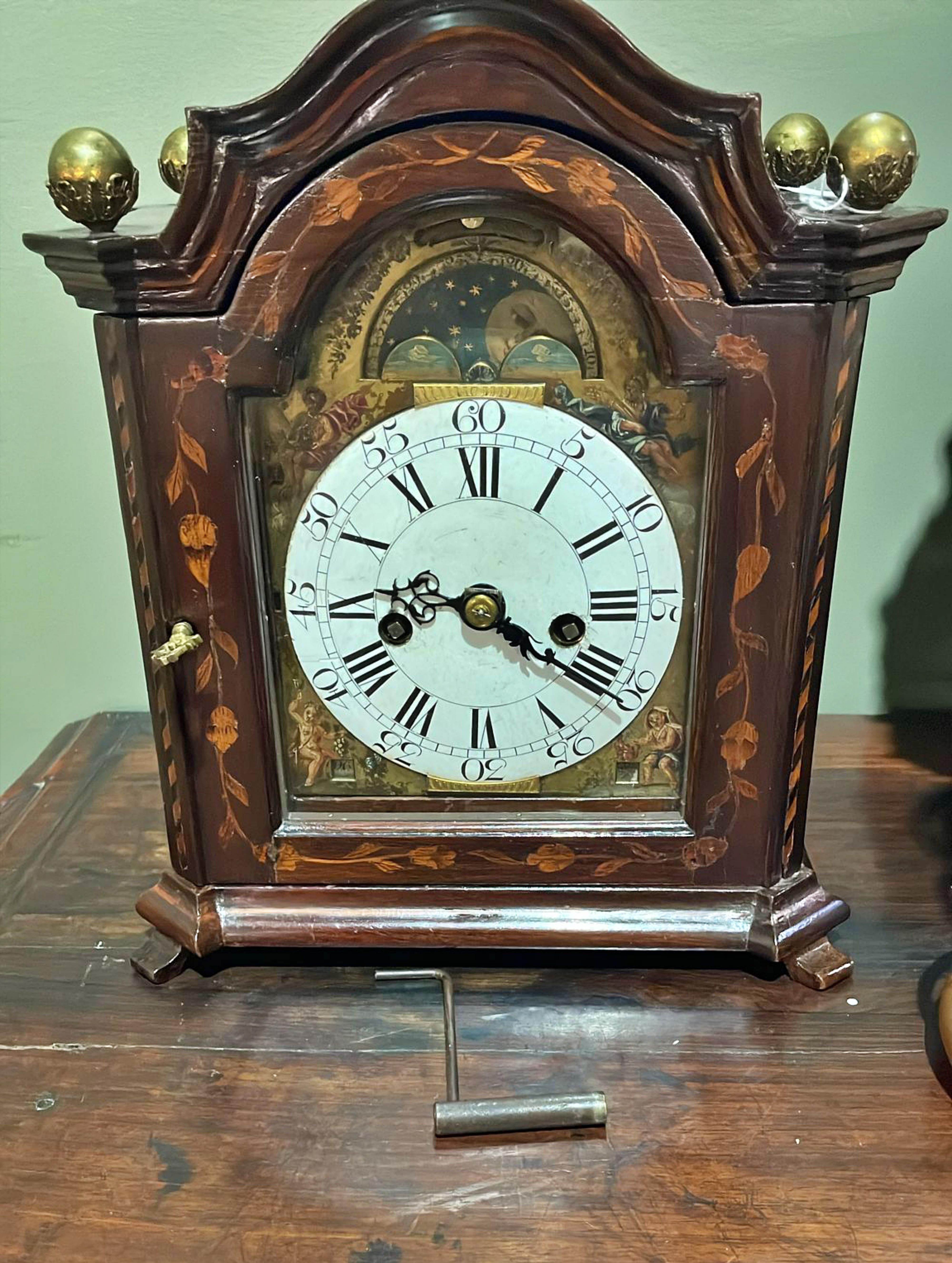 TISCHUHR  Niederländisch, um 1740 18. Jahrhundert. Manufaktur gekennzeichnet