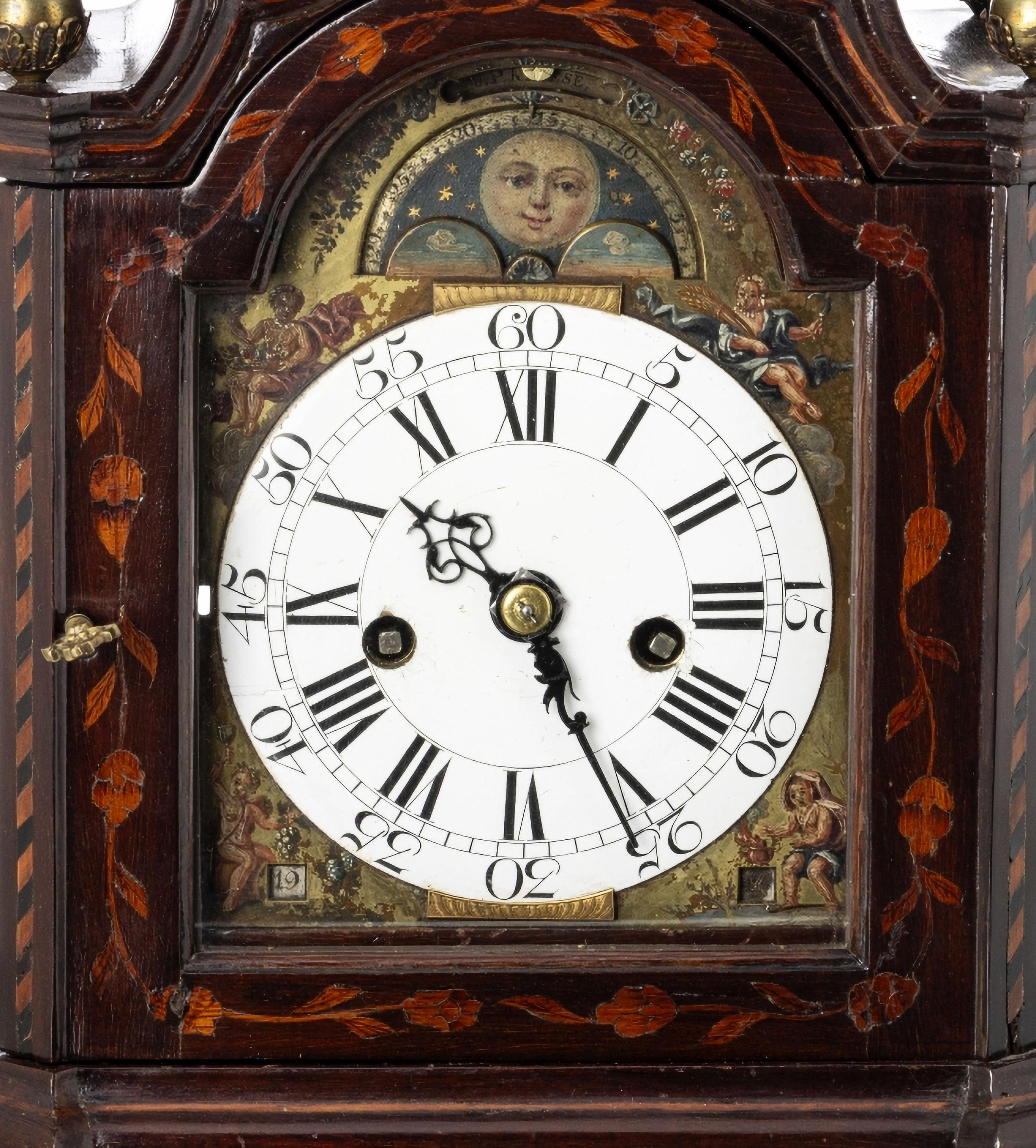 TISCHUHR

Niederländisch, um 1740
mit Gehäuse aus Mahagoniholz mit Bronzeapplikationen, Intarsien aus Satinholz mit pflanzlichen und geometrischen Motiven. Emailliertes Zifferblatt mit römischen und arabischen Ziffern, Stahlzeiger, Mondphase mit den