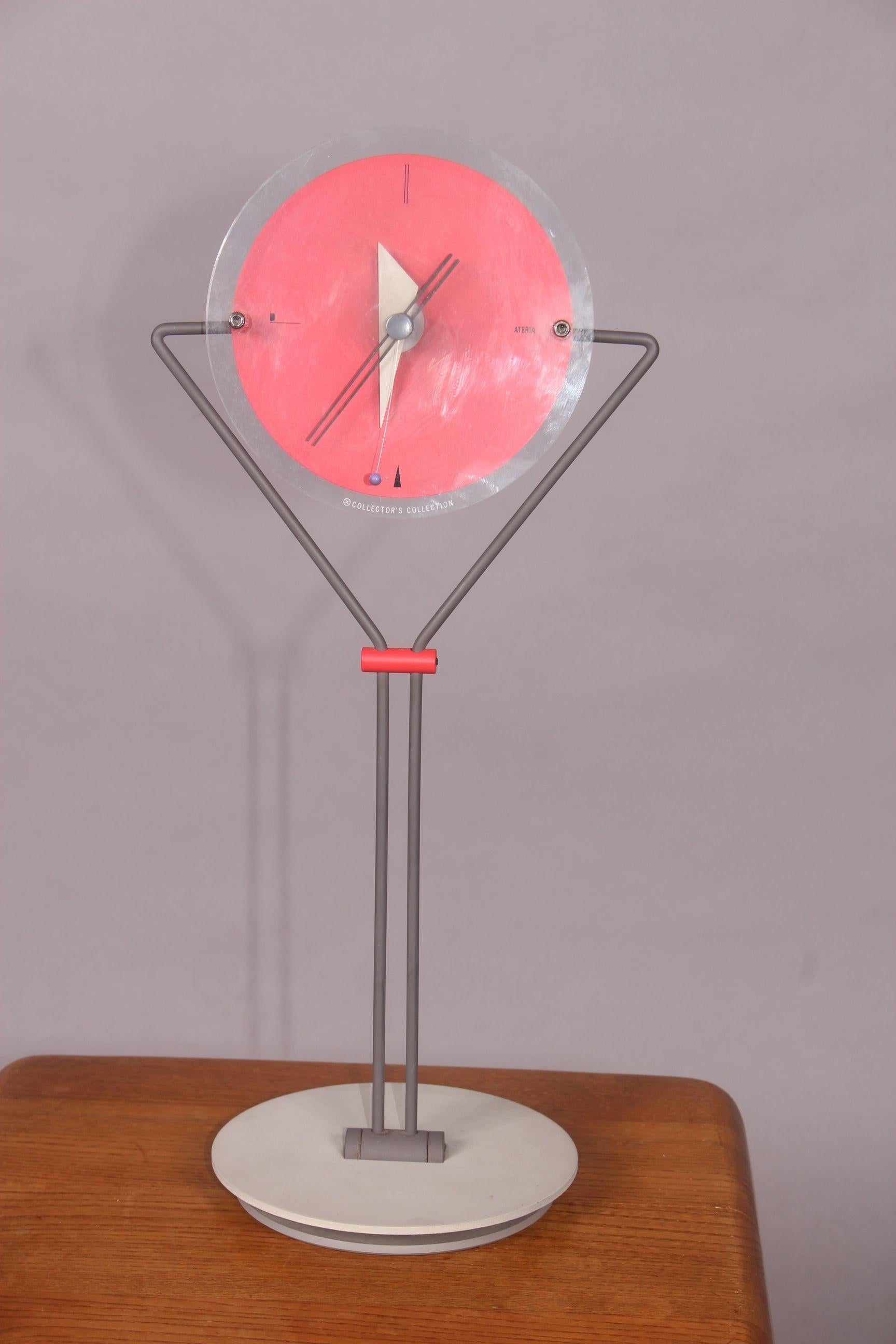 Table clock.