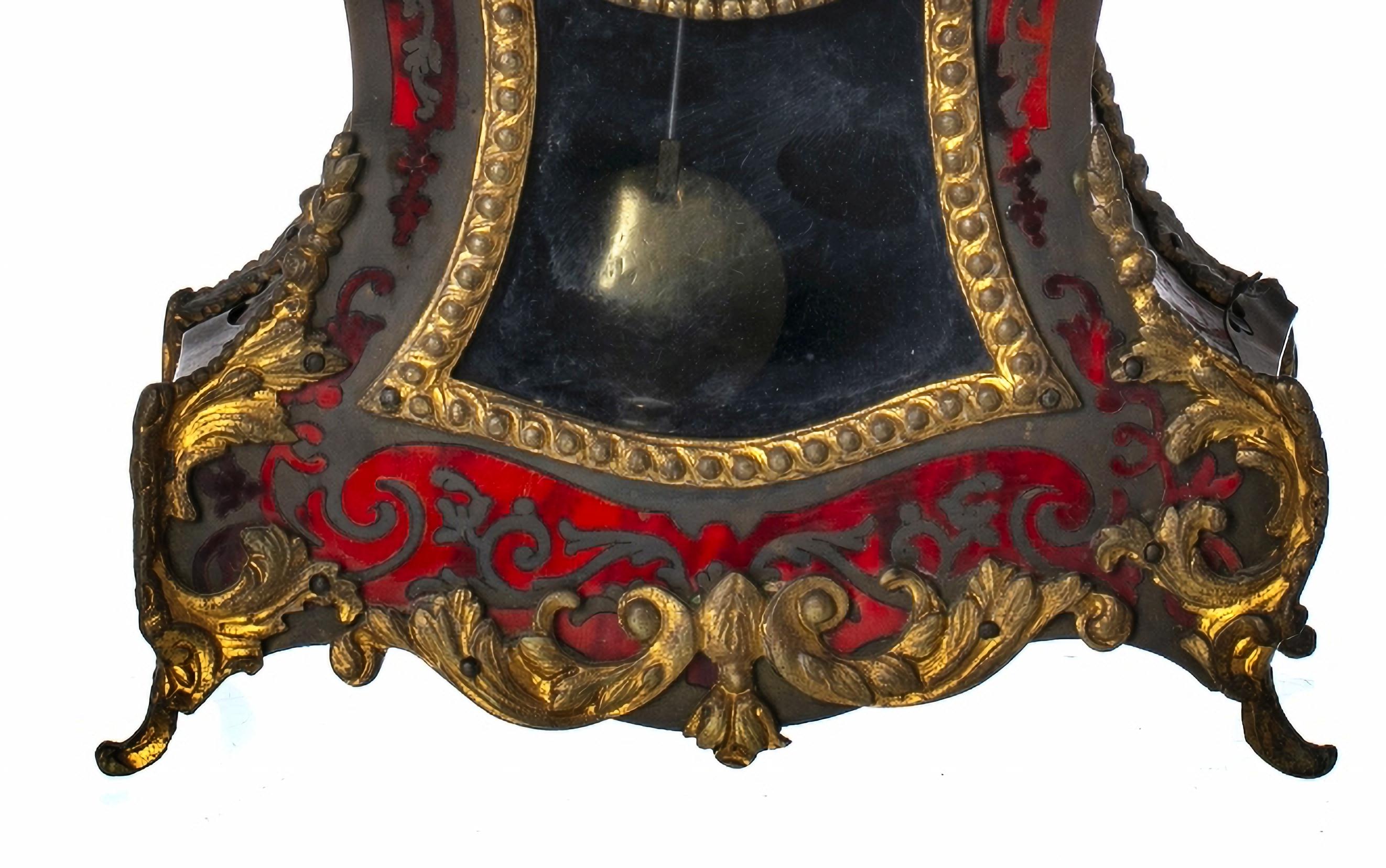 HORLOGE DE TABLE

Français, vers 1740.
Coffret en bois recouvert d'écaille, avec applications en bronze doré, décoré de motifs végétaux et d'un masque.

Cadran émaillé avec chiffres romains, inscription sur le cadran Adrien, machine marquée 