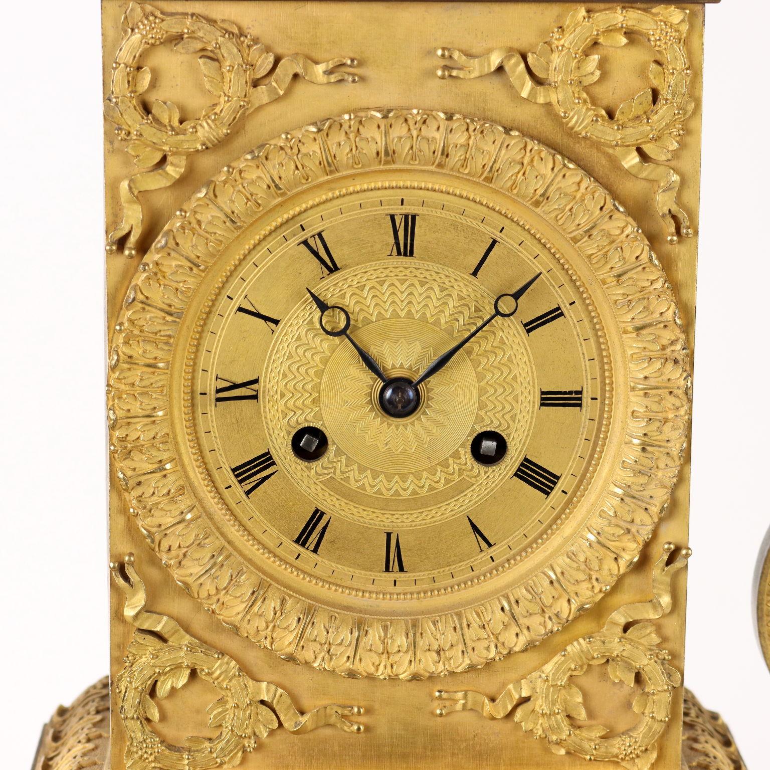 Table Clock in Gilded Bronze, France, First Half of the 19th Century In Good Condition For Sale In Milano, IT