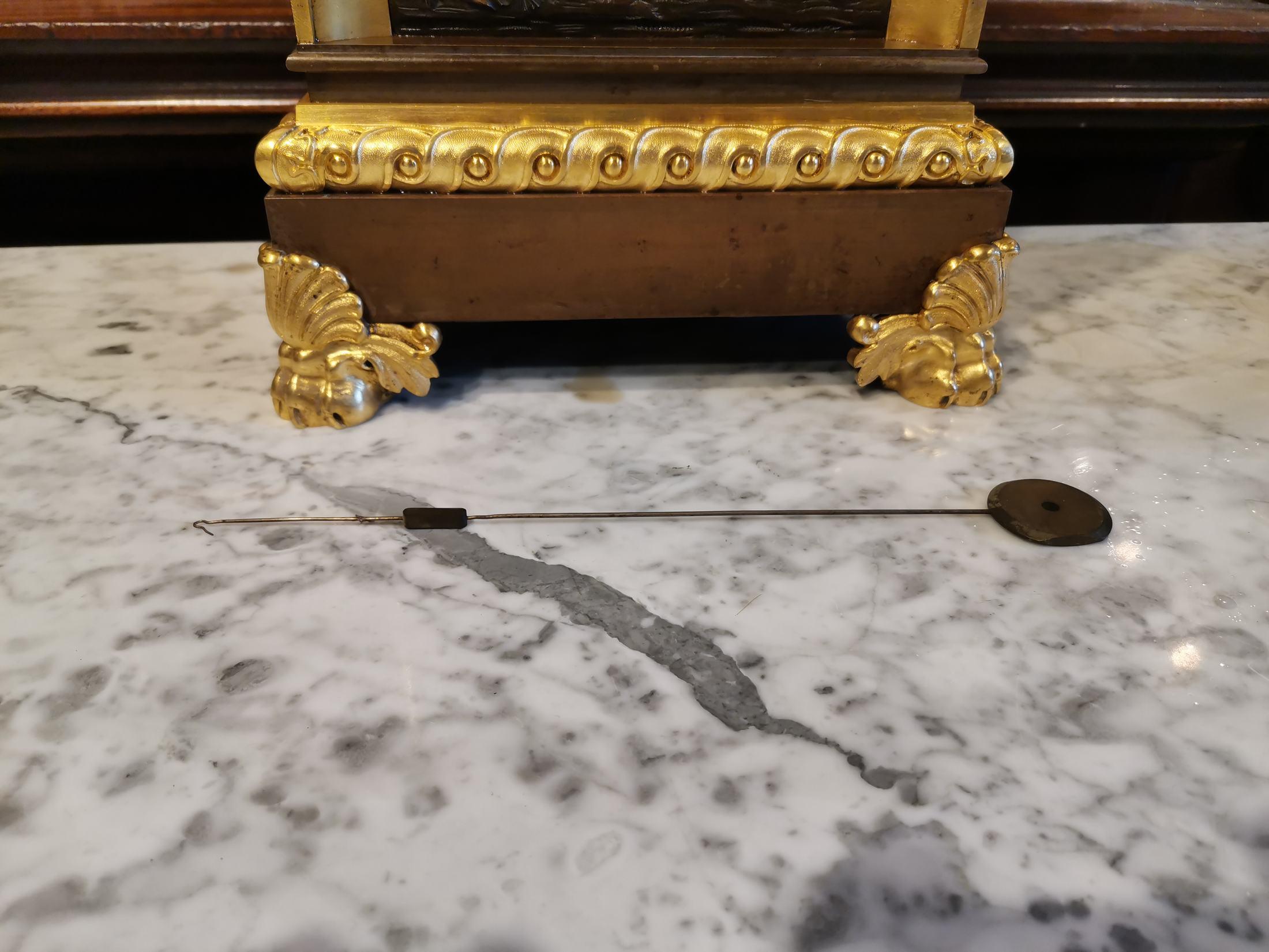Tischuhr aus patinierter und vergoldeter Bronze aus dem 18. Jahrhundert (Louis XIV.) im Angebot