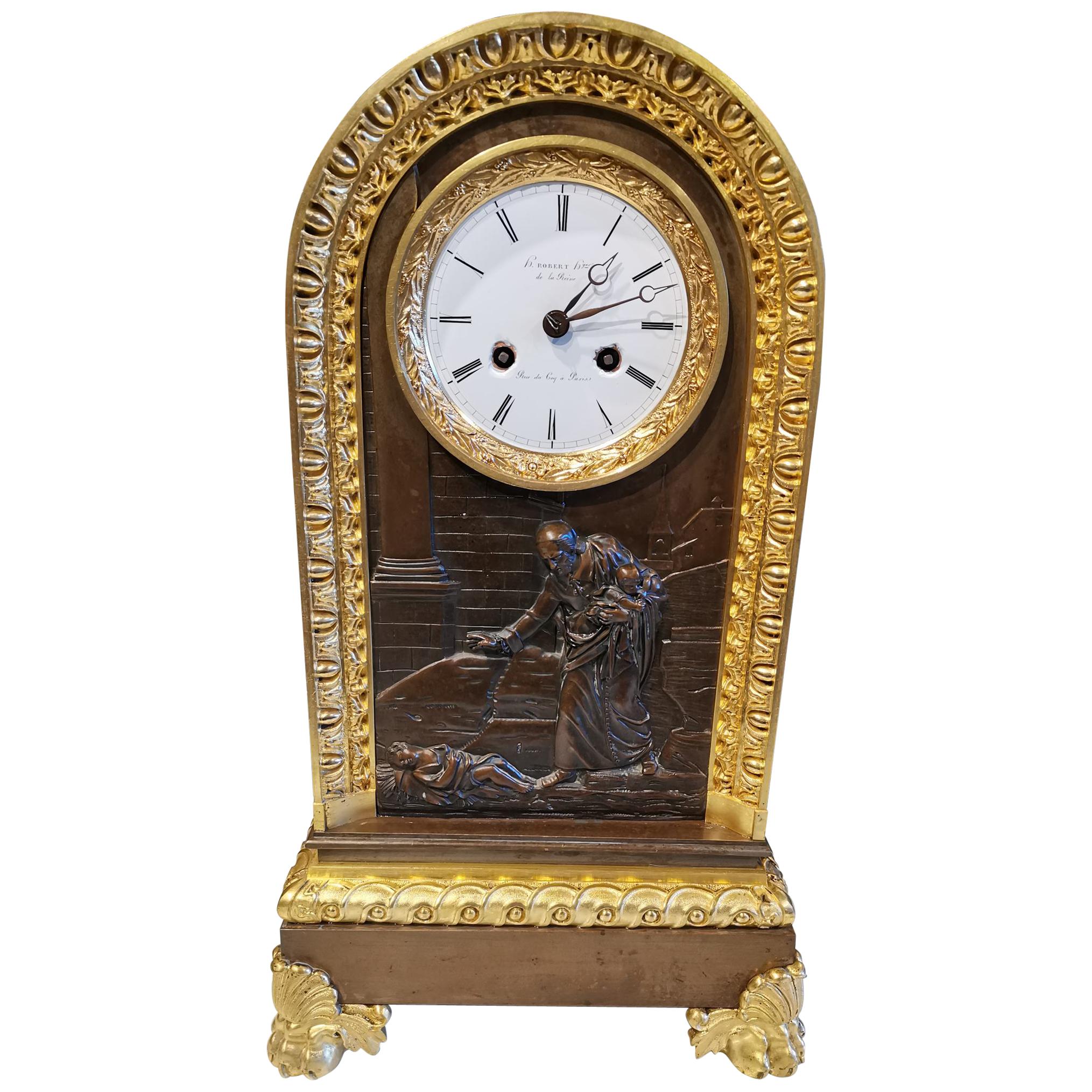 Horloge de table du XVIIIe siècle en bronze patiné et doré