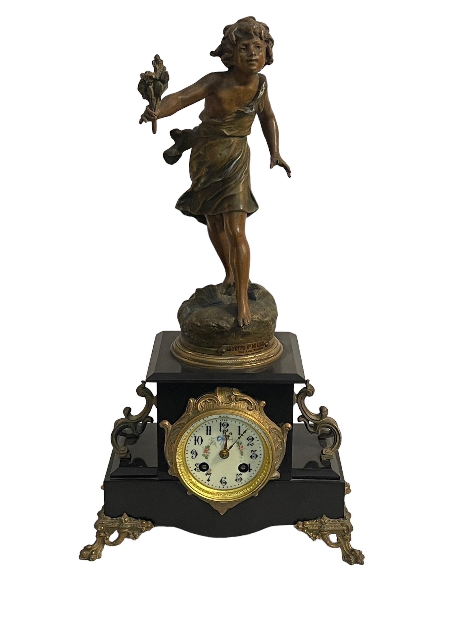 Tischuhr, spätes 19. Jahrhundert mit montierter Bronzeskulptur, von Auguste Moreau
Raffinierte Uhr aus schwarzem Marmor und Bronzefriesen, mit Bronzeskulptur von Auguste Moreau, Mädchen mit einem Blumenstrauß
Ausgezeichneter Zustand, wie auf dem