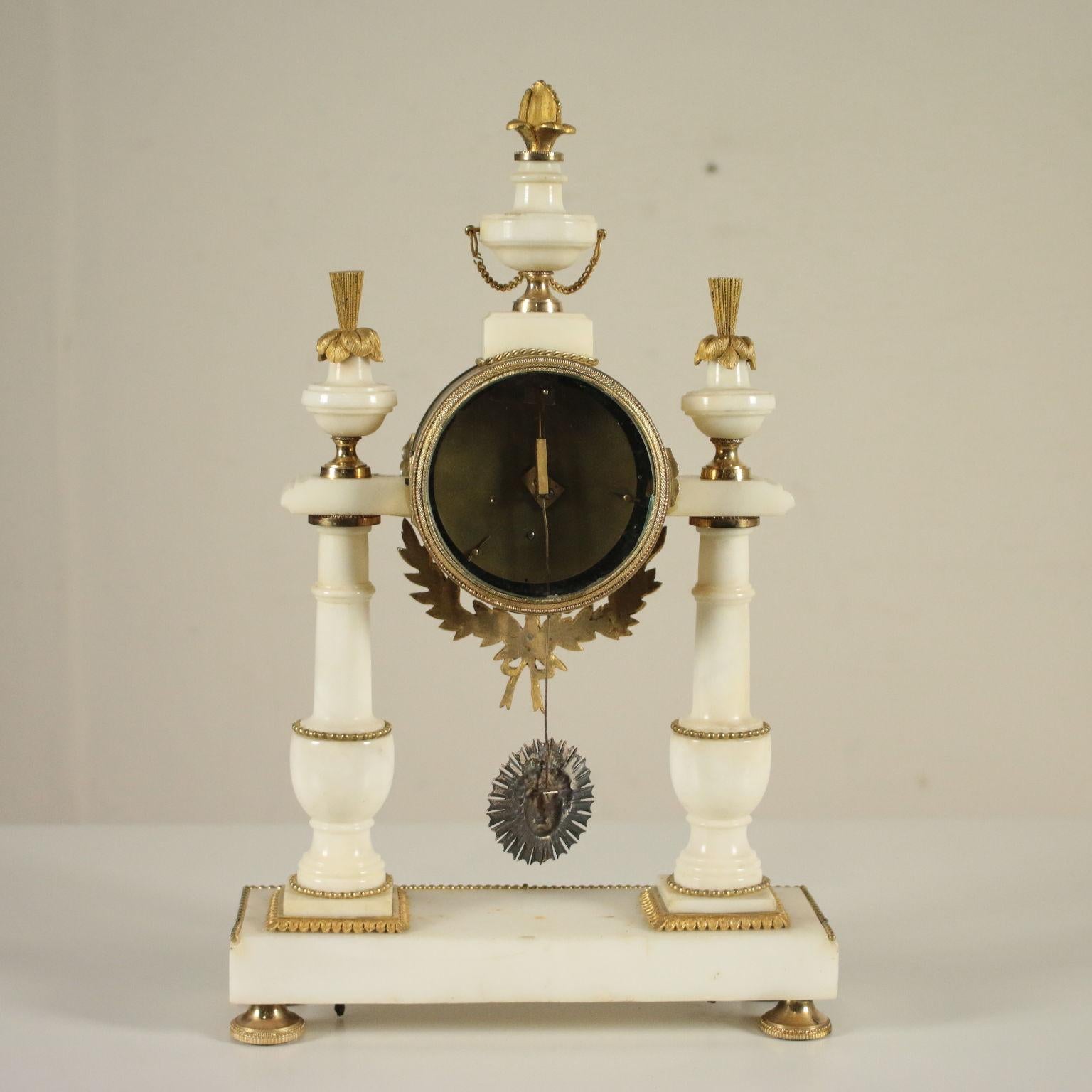 Horloge de table Lèchopiè à Paris Marbre Bronze doré, France, années 1700 3