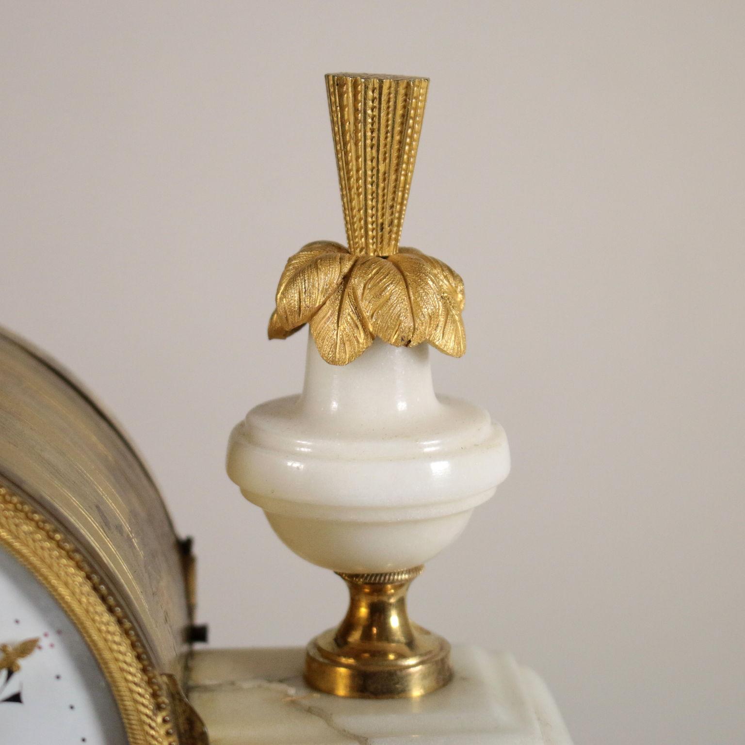 Français Horloge de table Lèchopiè à Paris Marbre Bronze doré, France, années 1700