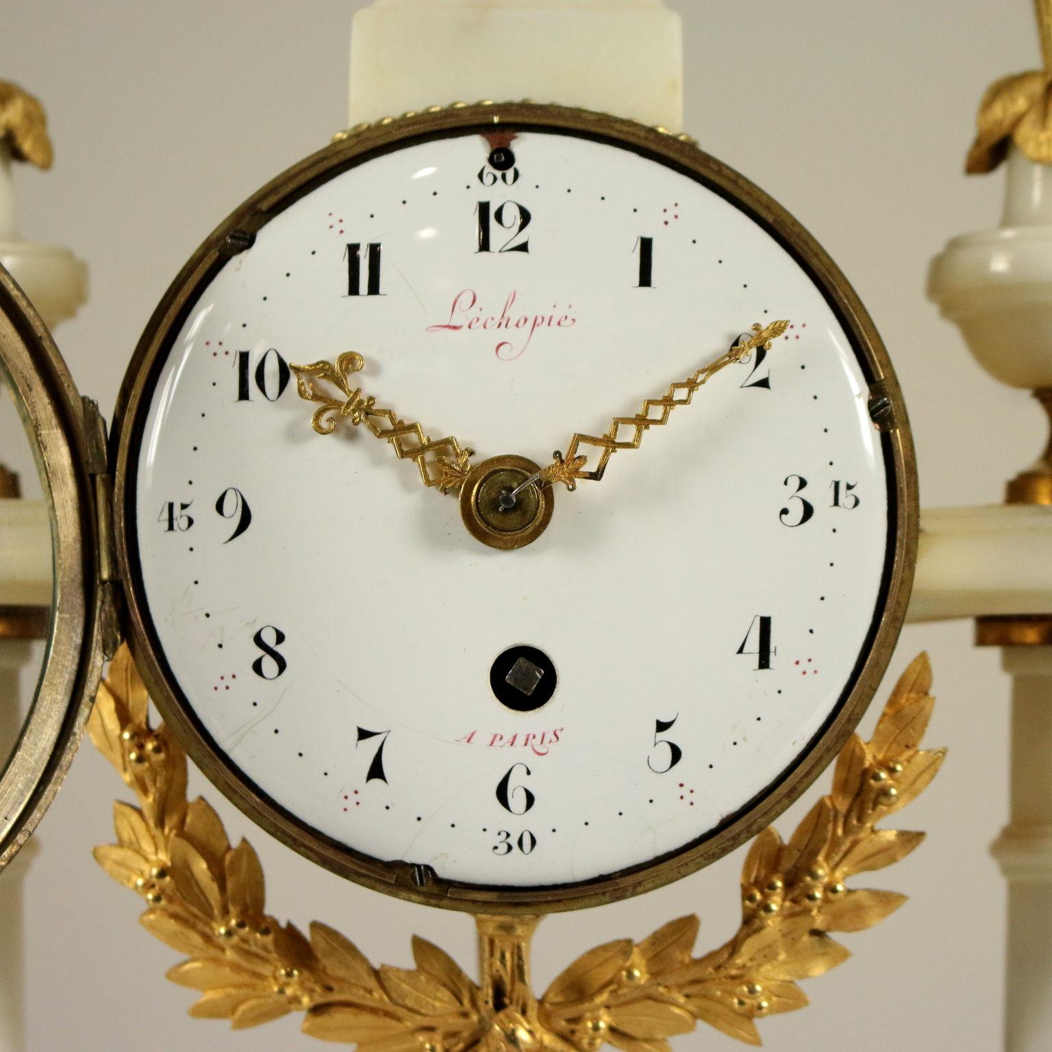 Doré Horloge de table Lèchopiè à Paris Marbre Bronze doré, France, années 1700