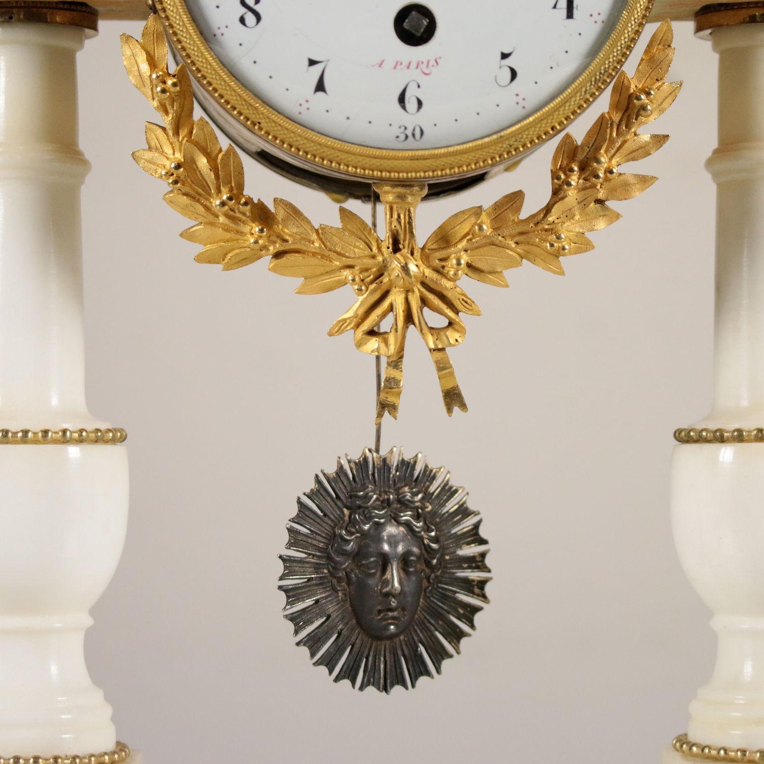 XVIIIe siècle Horloge de table Lèchopiè à Paris Marbre Bronze doré, France, années 1700