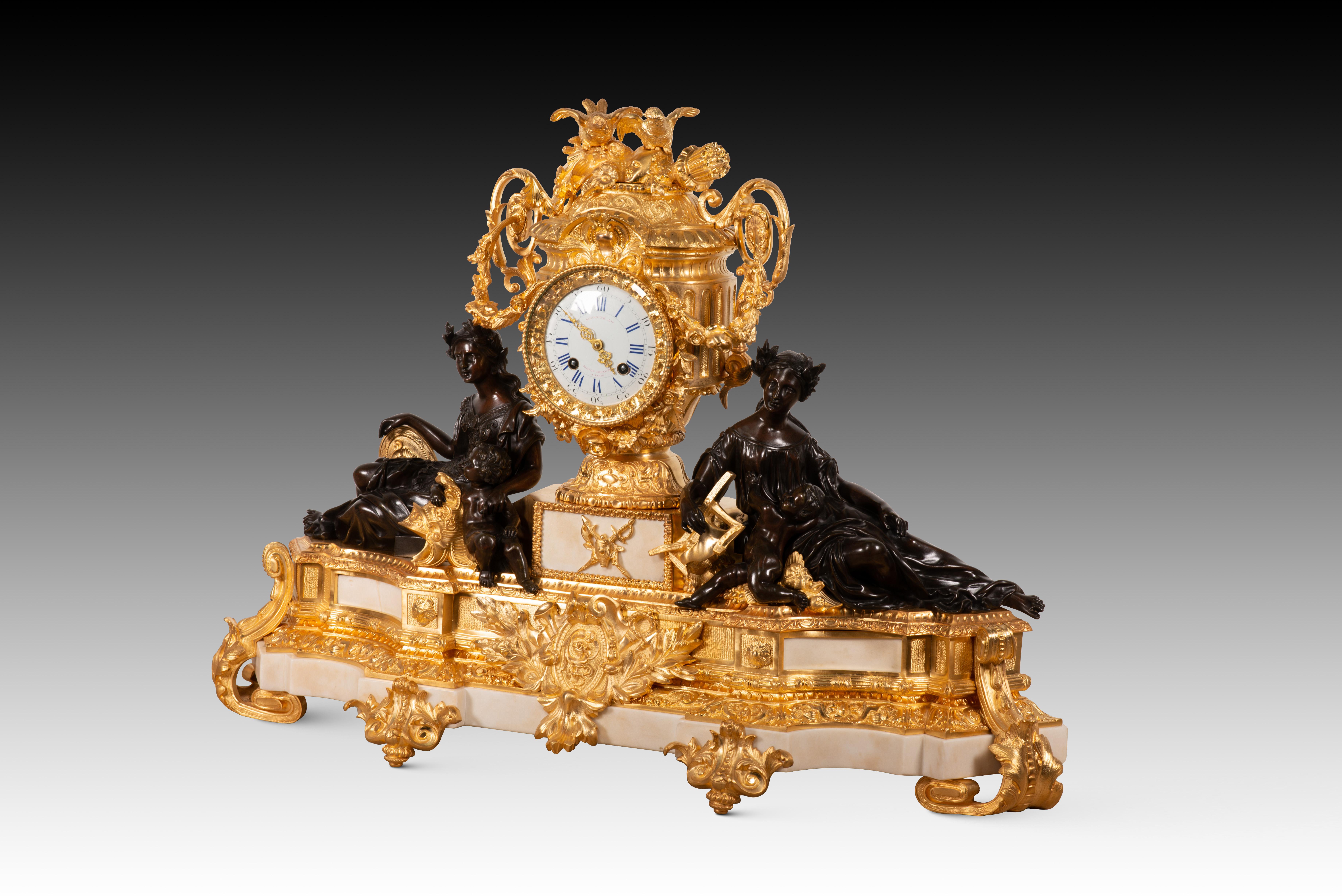  Horloge de table. Marbre, bronze. Japy Frères ; Boursier. Paris, France, vers 1849-1854. 
Machines en parfait état et en état de fonctionnement. 
Pendule de table en bronze patiné et doré et en marbre, présentant une base avec des éléments