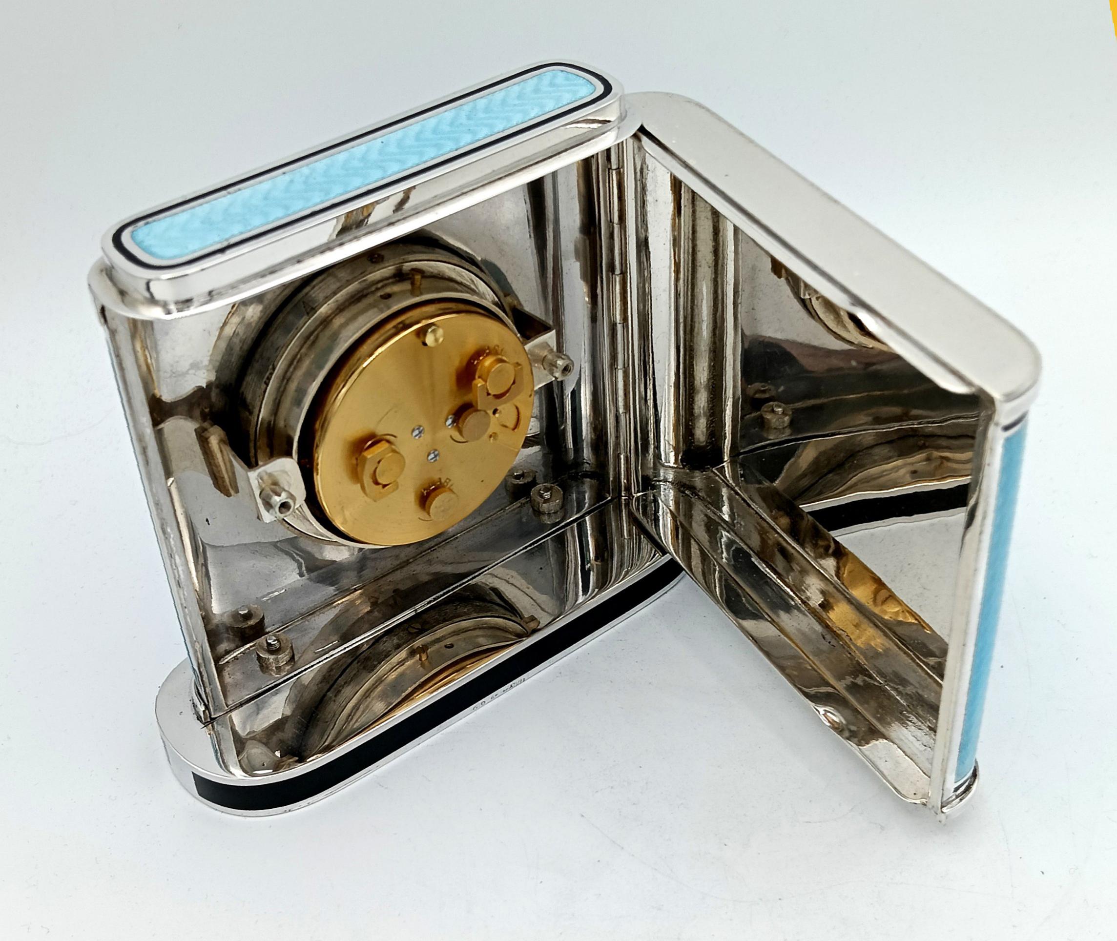 Rectangular table clock with rounded vertical sides in 925/1000 sterling silver with translucent fired enamel on guilloche, in Art Nouveau style from the early 1900s. Hand-engraved enameled Roman numerals. With mechanical Swiss clock, 8-day charge