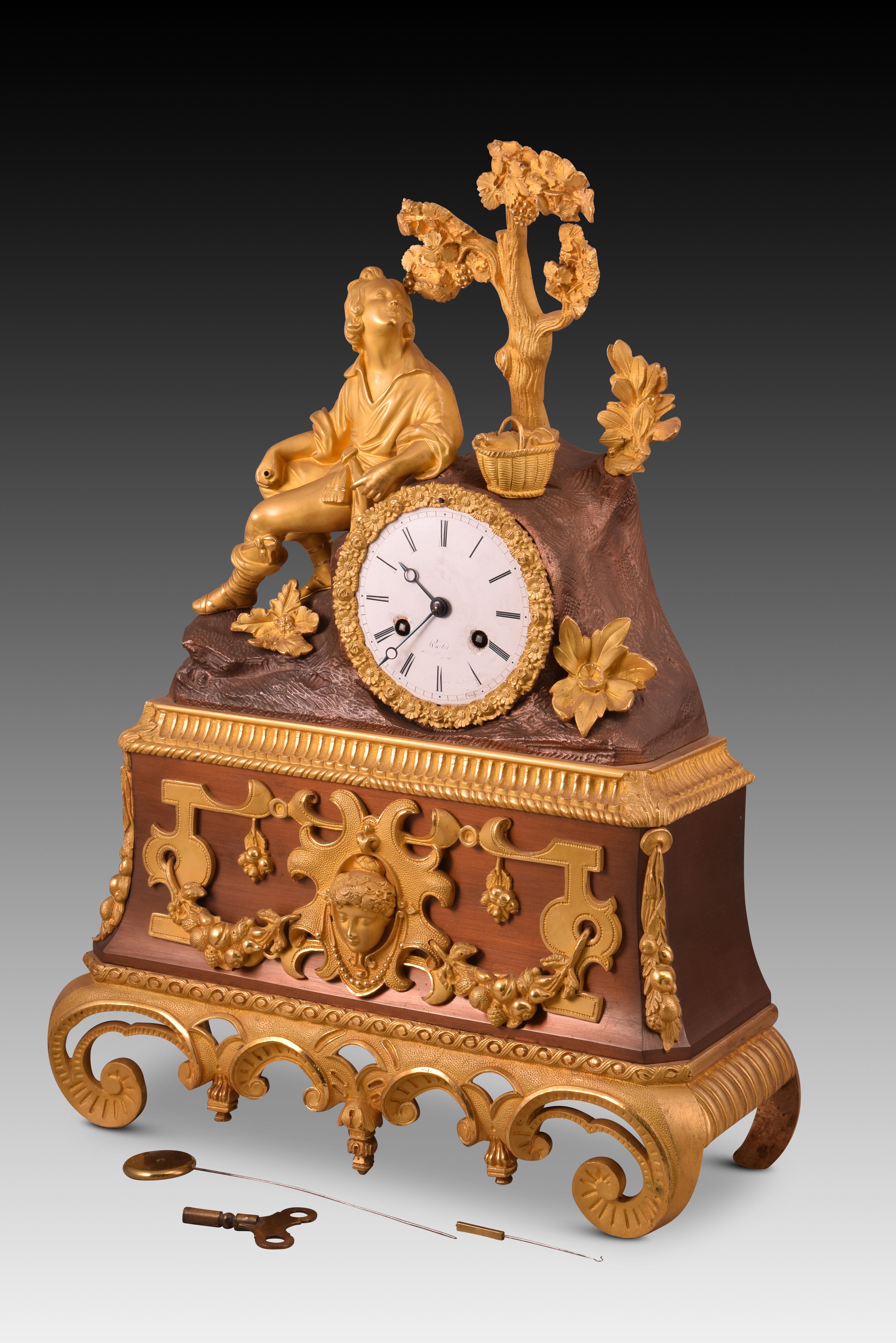 Table clock with lantern. Bronze, wood, glass. XIX century. 
Table clock with an enhanced base thanks to a series of gilt bronzes in a marked Renaissance and classicist style that has a rocky upper part (in which the white dial is found, with Roman